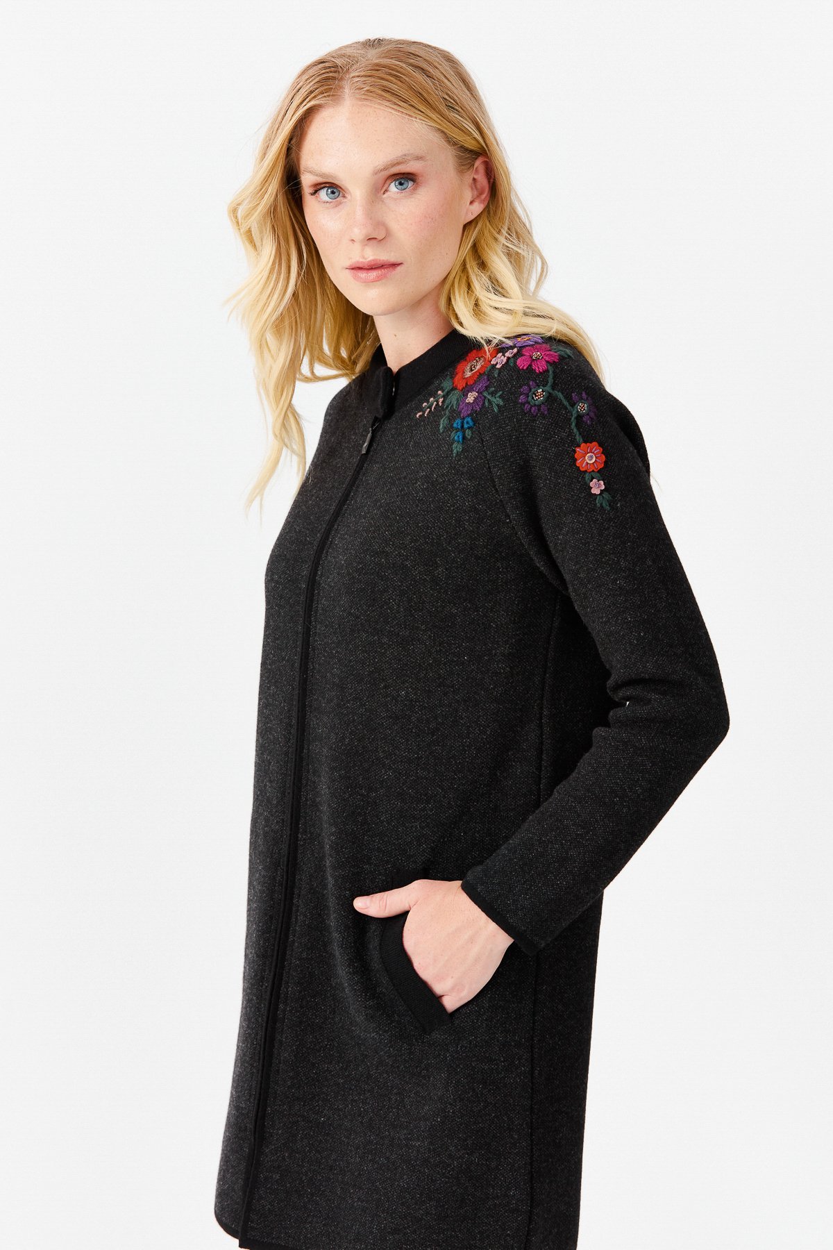22010Женское длинное пальто с вышивкой на плечах и воротником-стойкой черное 
