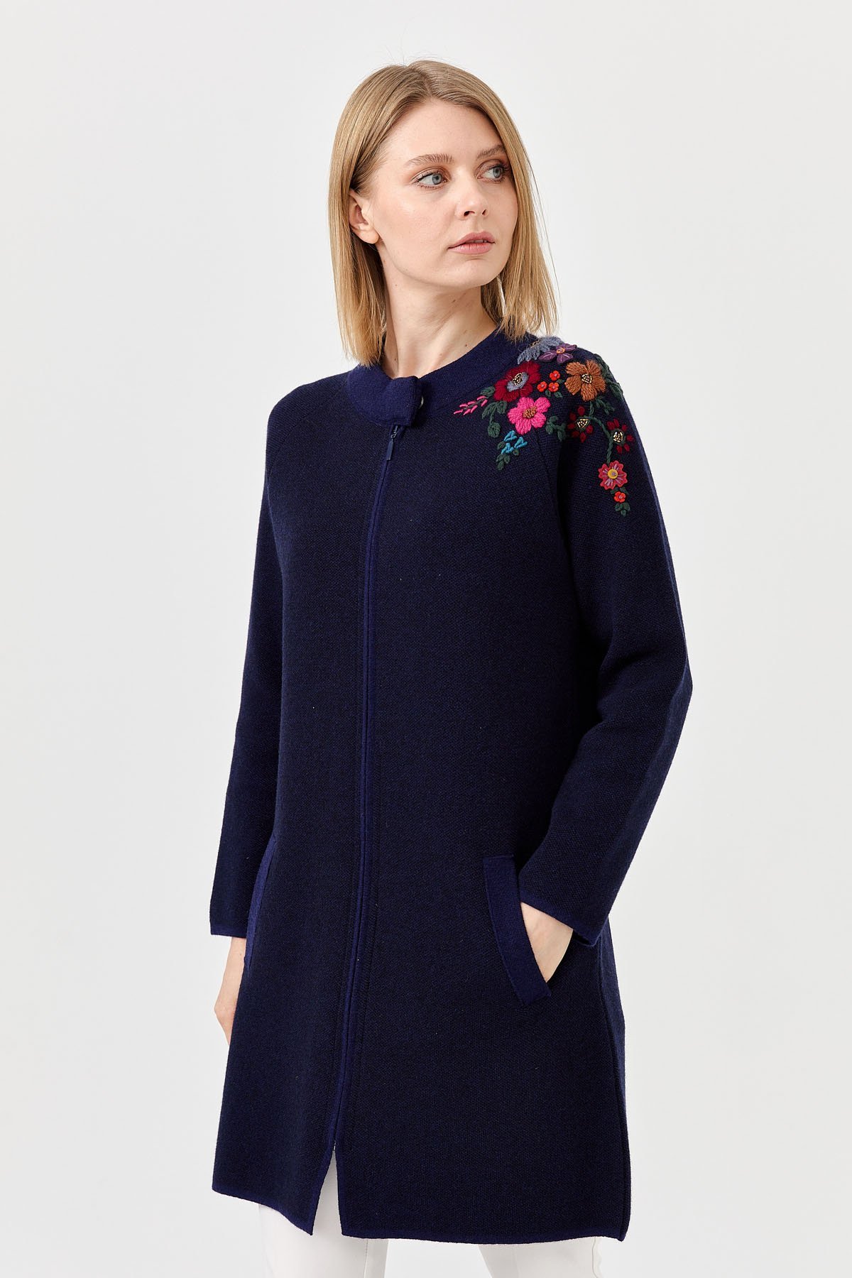 22010Женское длинное пальто с вышивкой на плечах и воротником-стойкой синее 