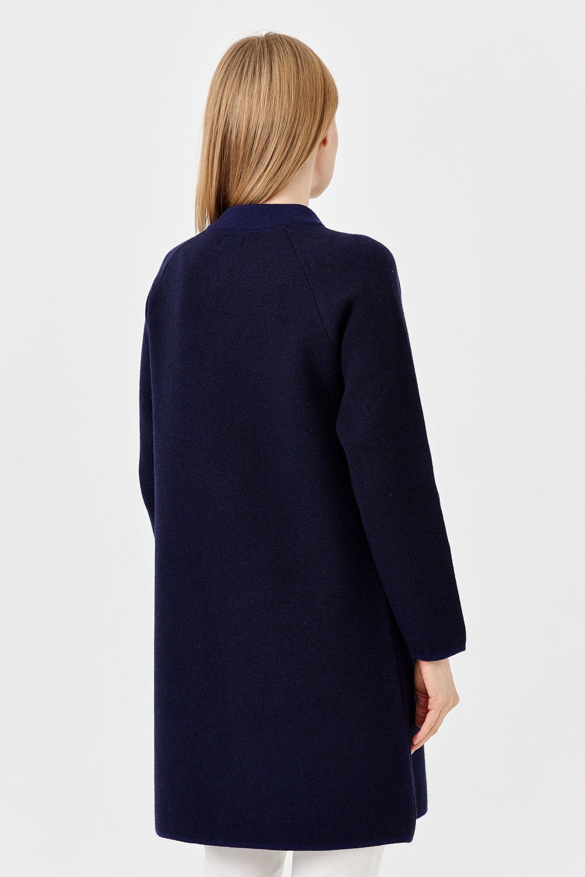 22010Женское длинное пальто с вышивкой на плечах и воротником-стойкой синее 