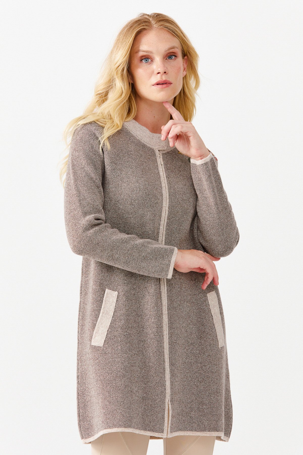 22010Женское длинное пальто с вышивкой на плечах и воротником-стойкой бежевое 