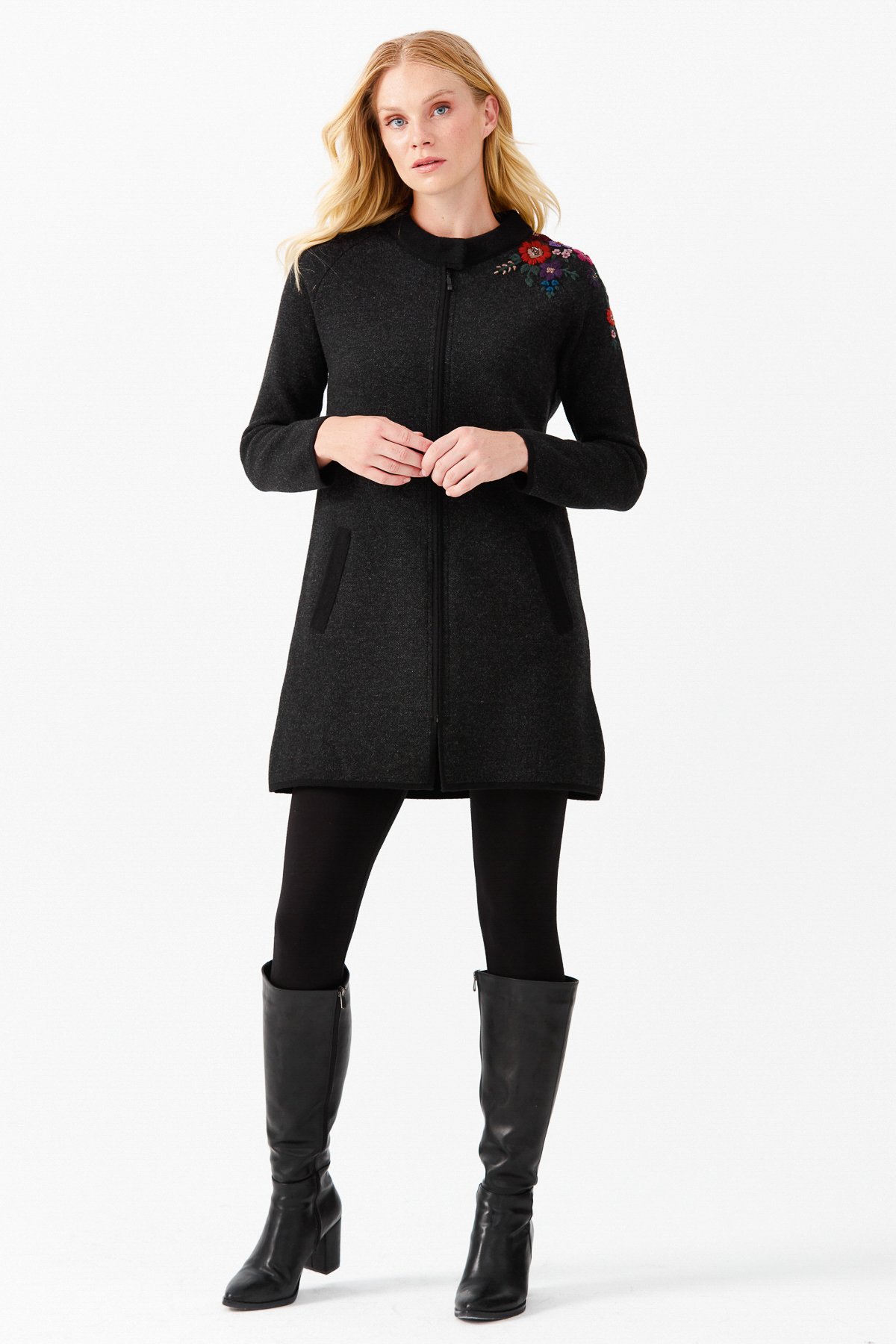 22010Женское длинное пальто с вышивкой на плечах и воротником-стойкой черное 