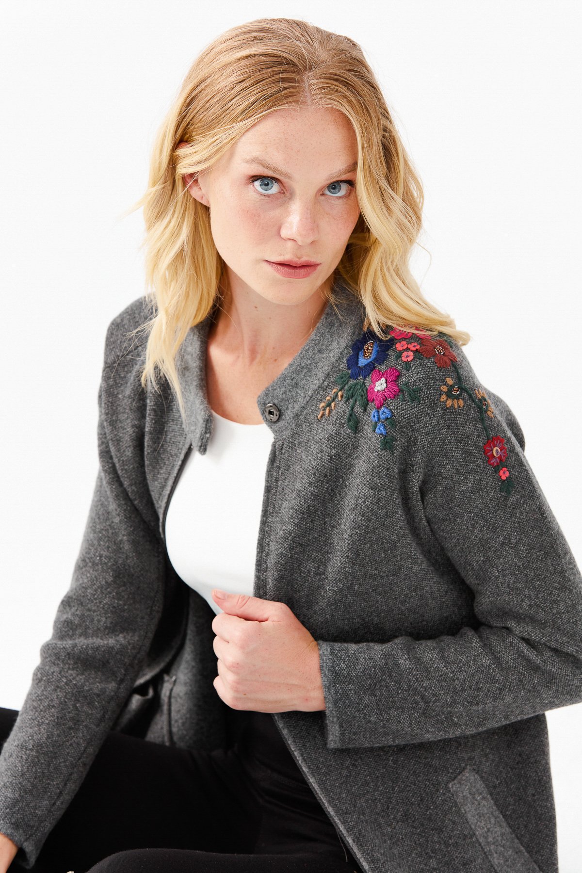 22010Женское длинное пальто с вышивкой на плечах и воротником-стойкой дымчатое 