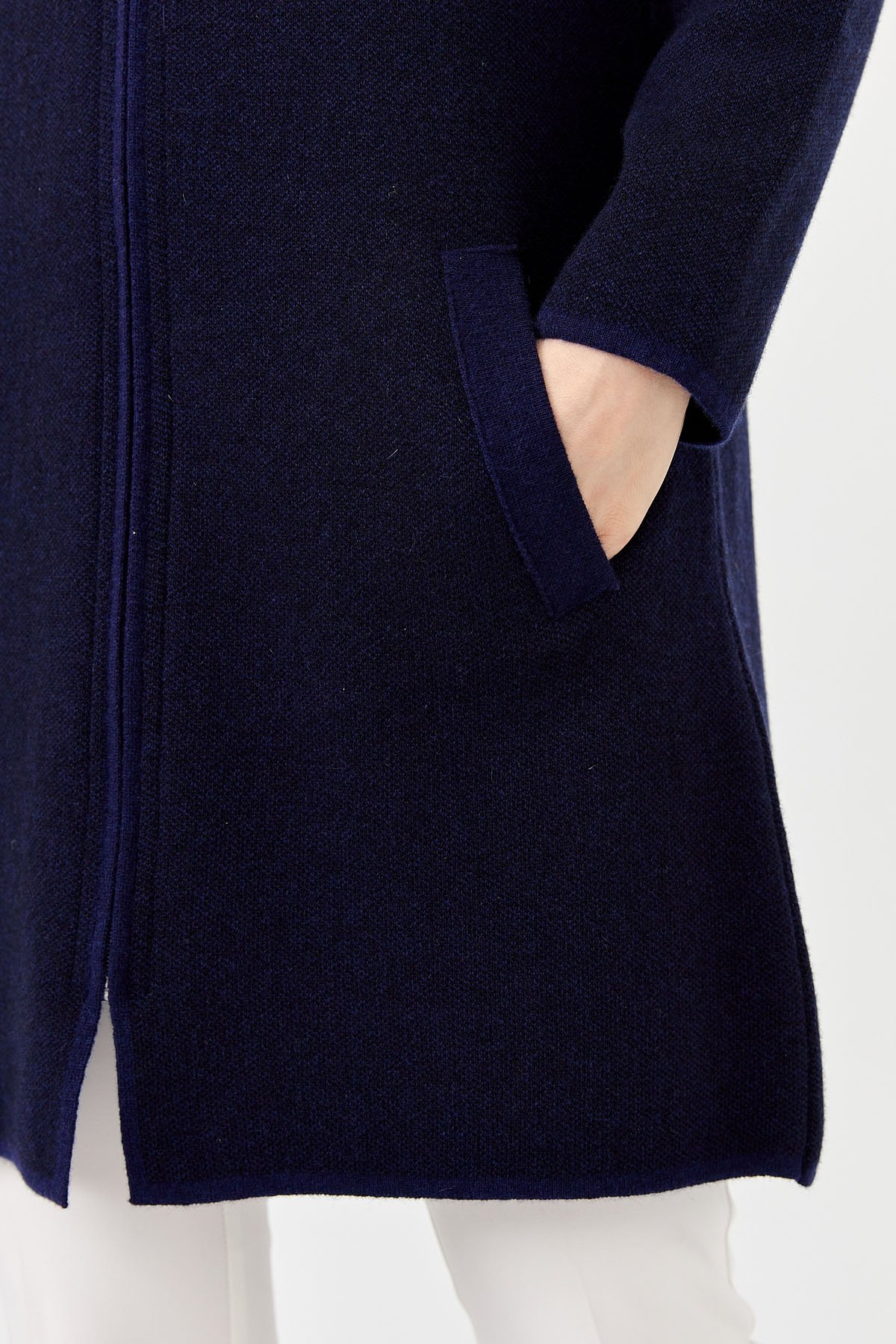 22010Женское длинное пальто с вышивкой на плечах и воротником-стойкой синее 