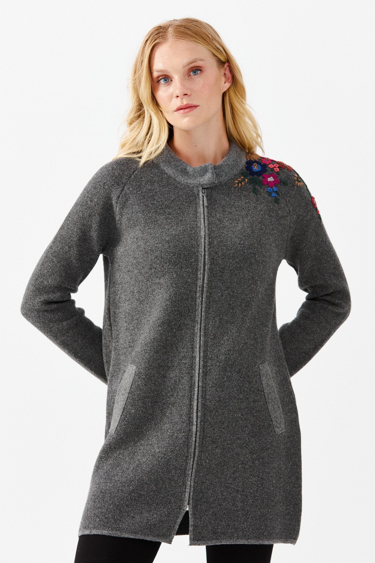 22010Женское длинное пальто с вышивкой на плечах и воротником-стойкой дымчатое 