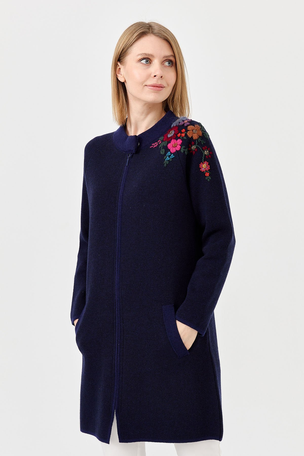 22010Женское длинное пальто с вышивкой на плечах и воротником-стойкой синее 