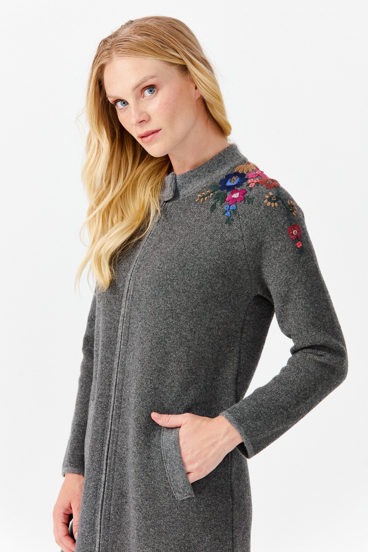 22010Женское длинное пальто с вышивкой на плечах и воротником-стойкой дымчатое 