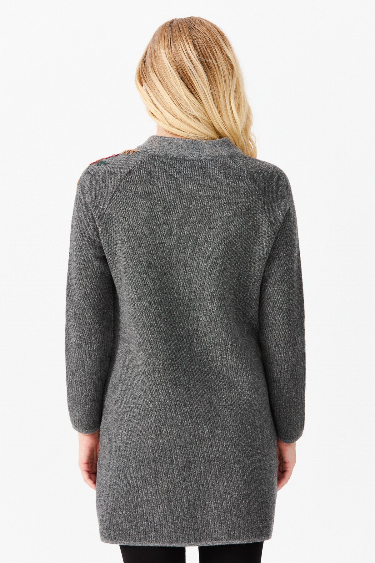 22010Женское длинное пальто с вышивкой на плечах и воротником-стойкой дымчатое 