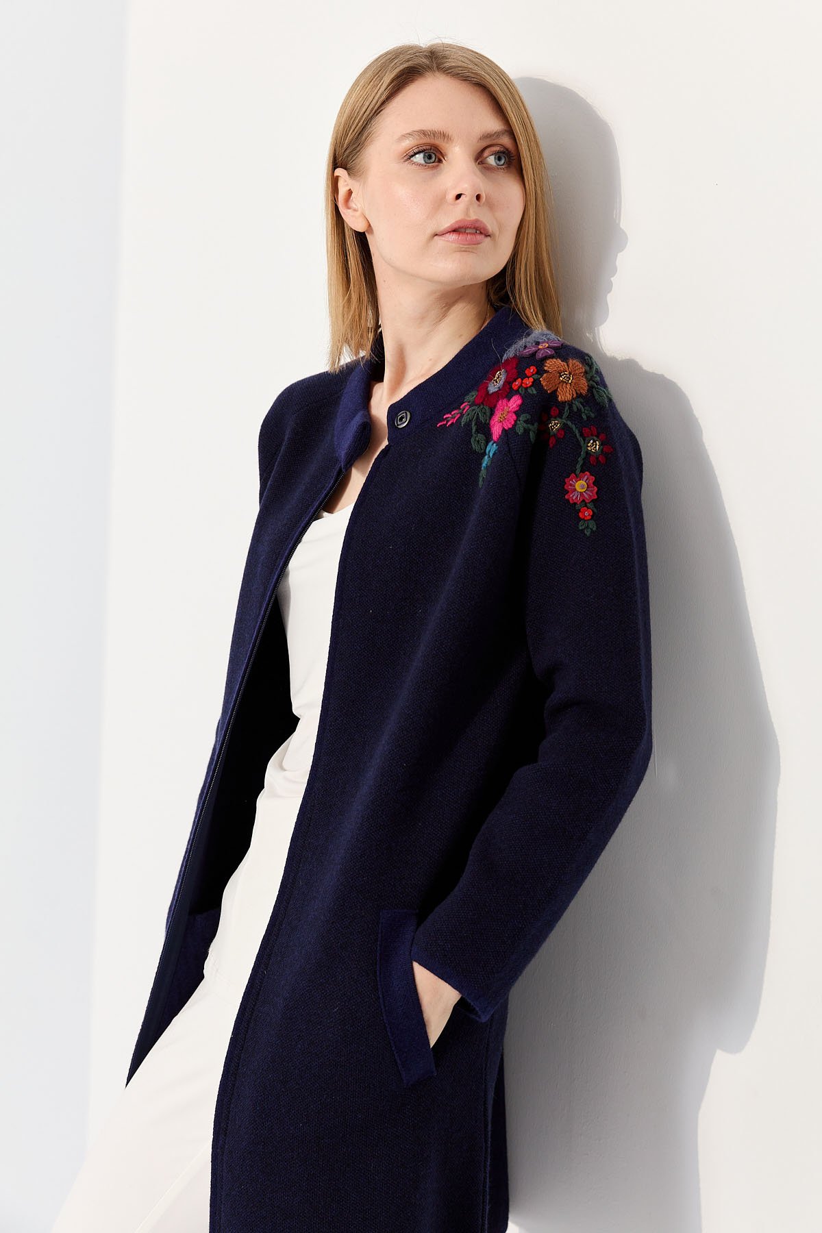 22010Женское длинное пальто с вышивкой на плечах и воротником-стойкой синее 