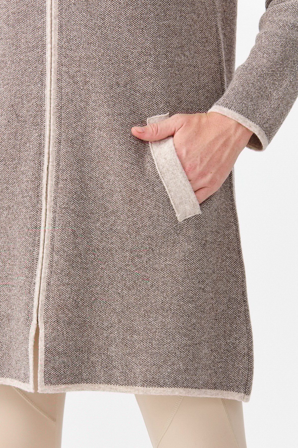 22010Женское длинное пальто с вышивкой на плечах и воротником-стойкой бежевое 