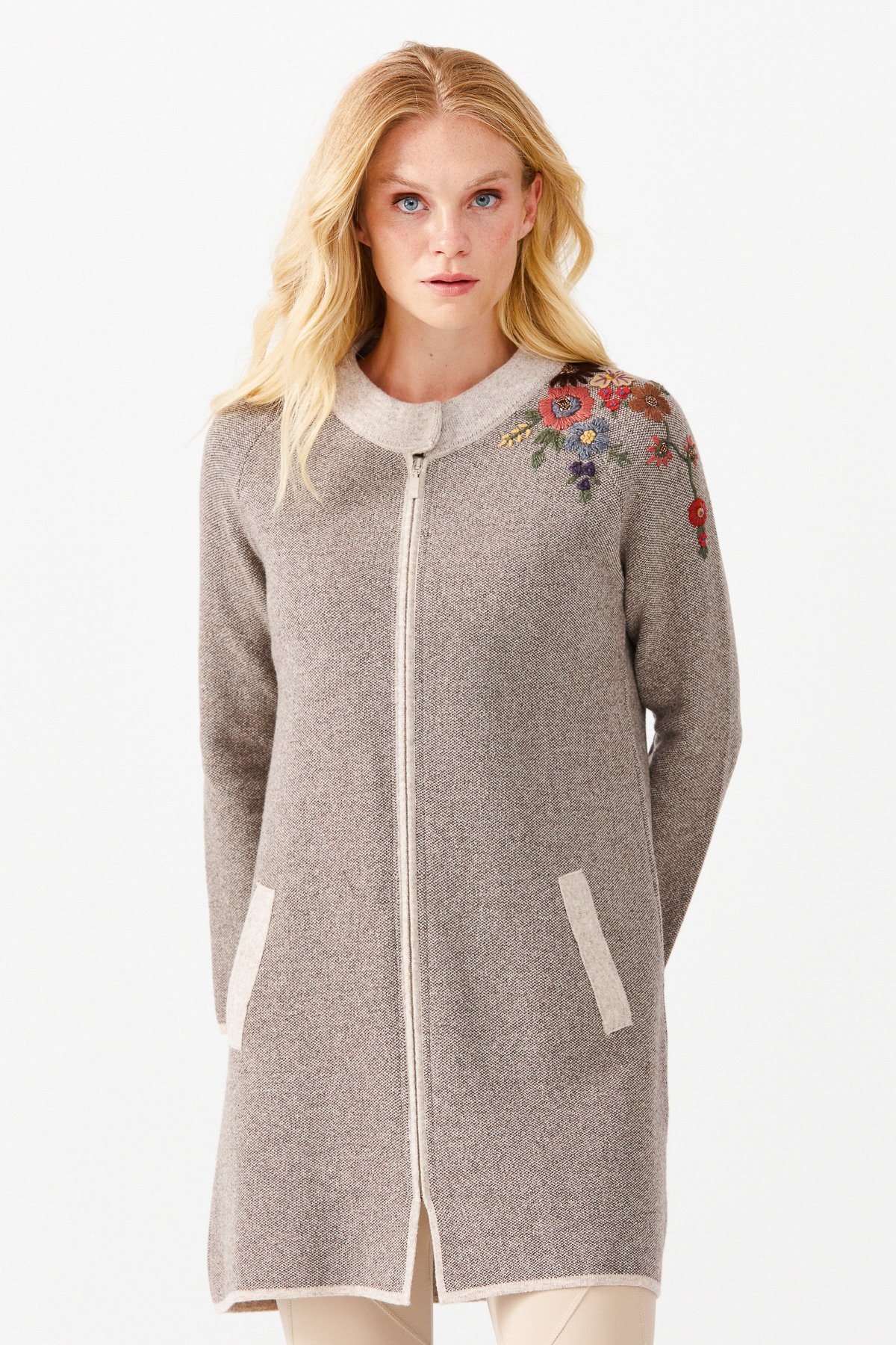 22010Женское длинное пальто с вышивкой на плечах и воротником-стойкой бежевое 