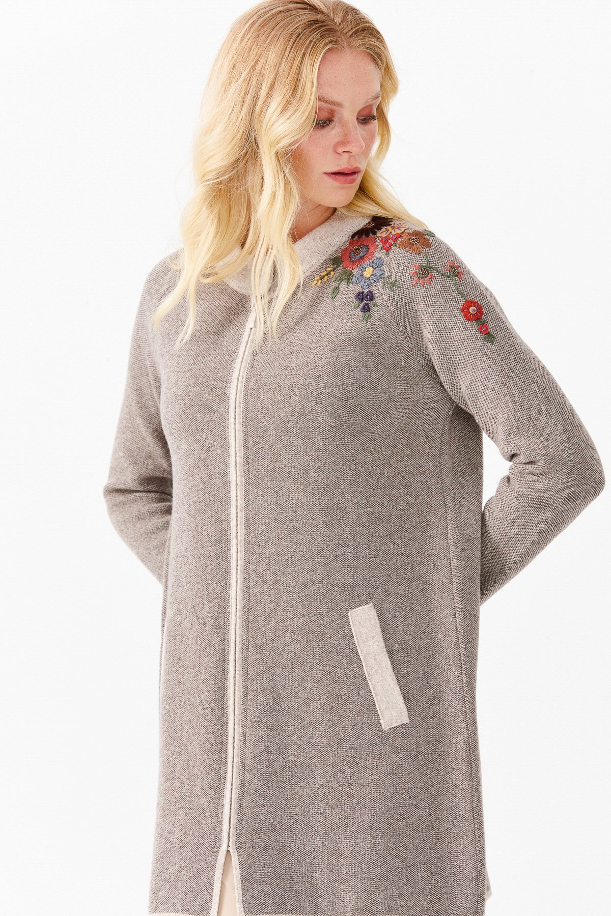22010Женское длинное пальто с вышивкой на плечах и воротником-стойкой бежевое 