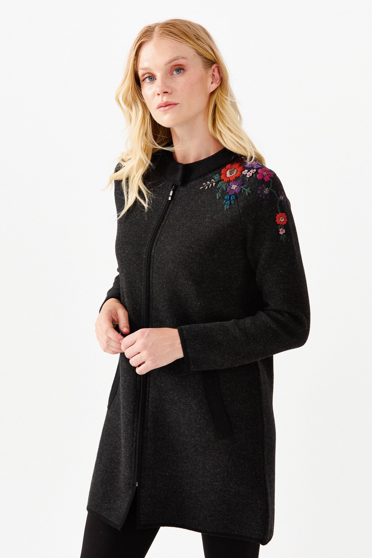 22010Женское длинное пальто с вышивкой на плечах и воротником-стойкой черное 