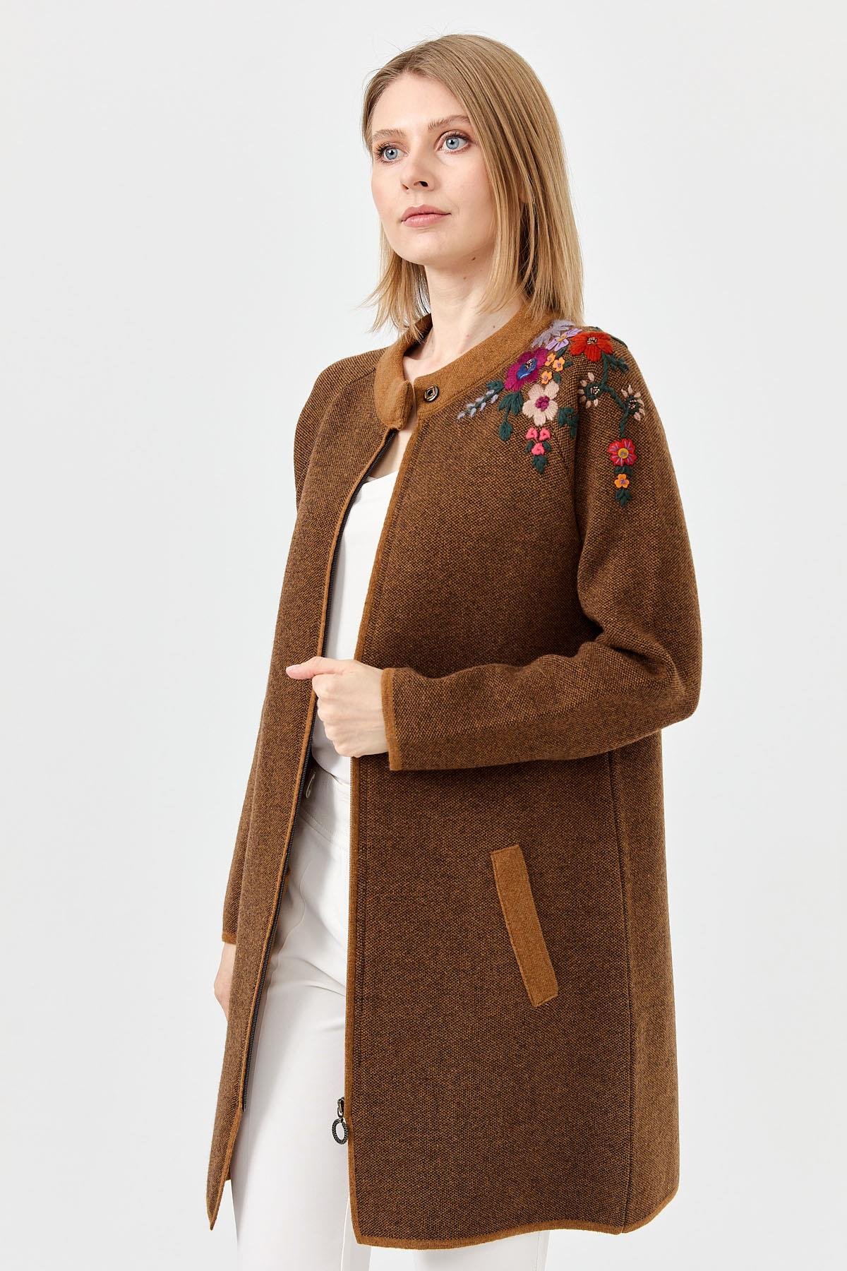22010Kadın Dik Yaka Omuzu Nakış İşlemeli Uzun Yün  Kaban K.taba