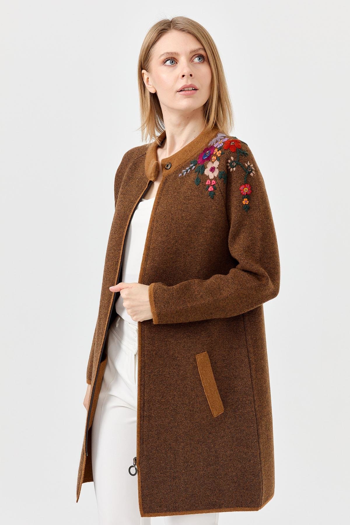 22010Kadın Dik Yaka Omuzu Nakış İşlemeli Uzun Yün  Kaban K.taba