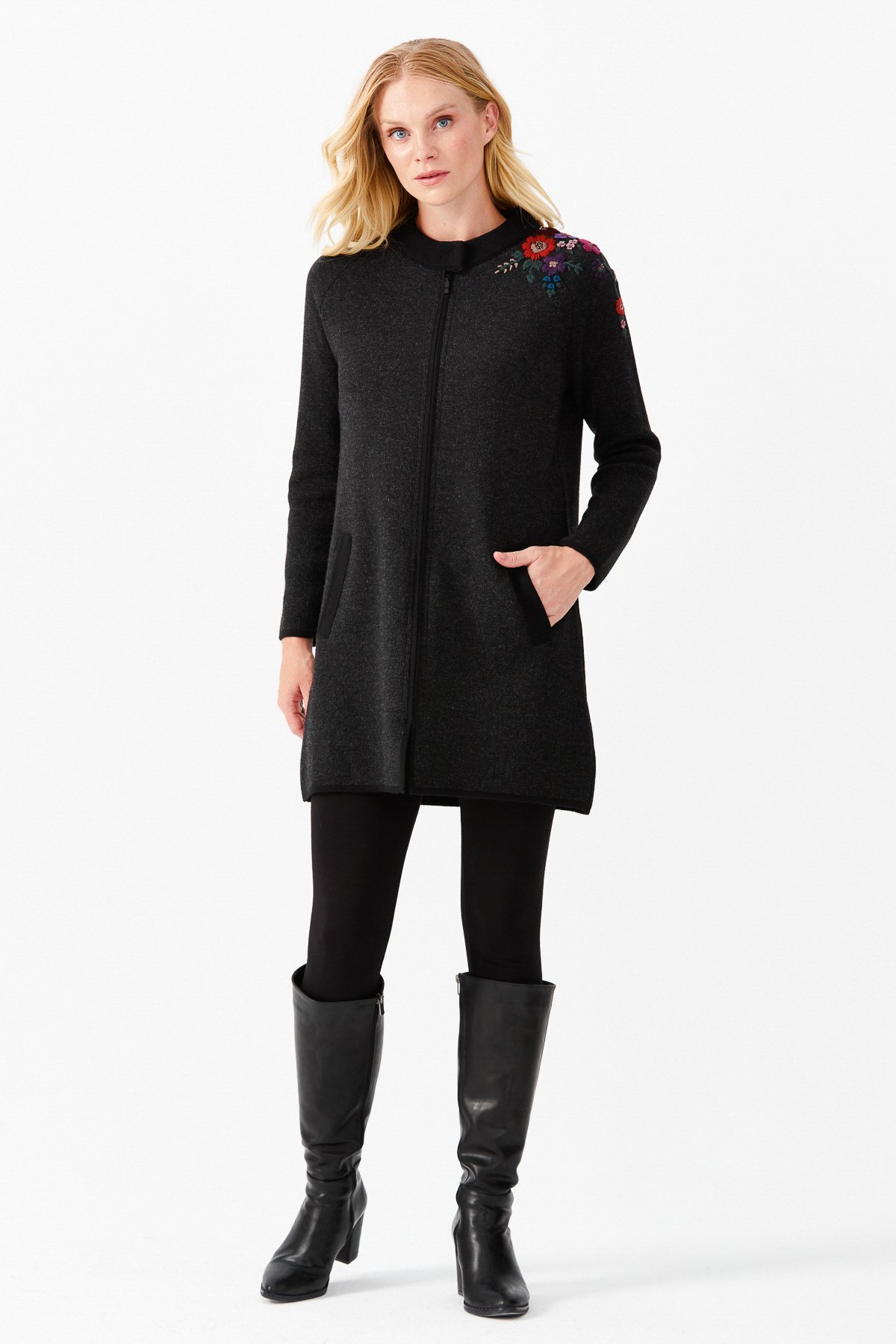 22010Женское длинное пальто с вышивкой на плечах и воротником-стойкой черное 