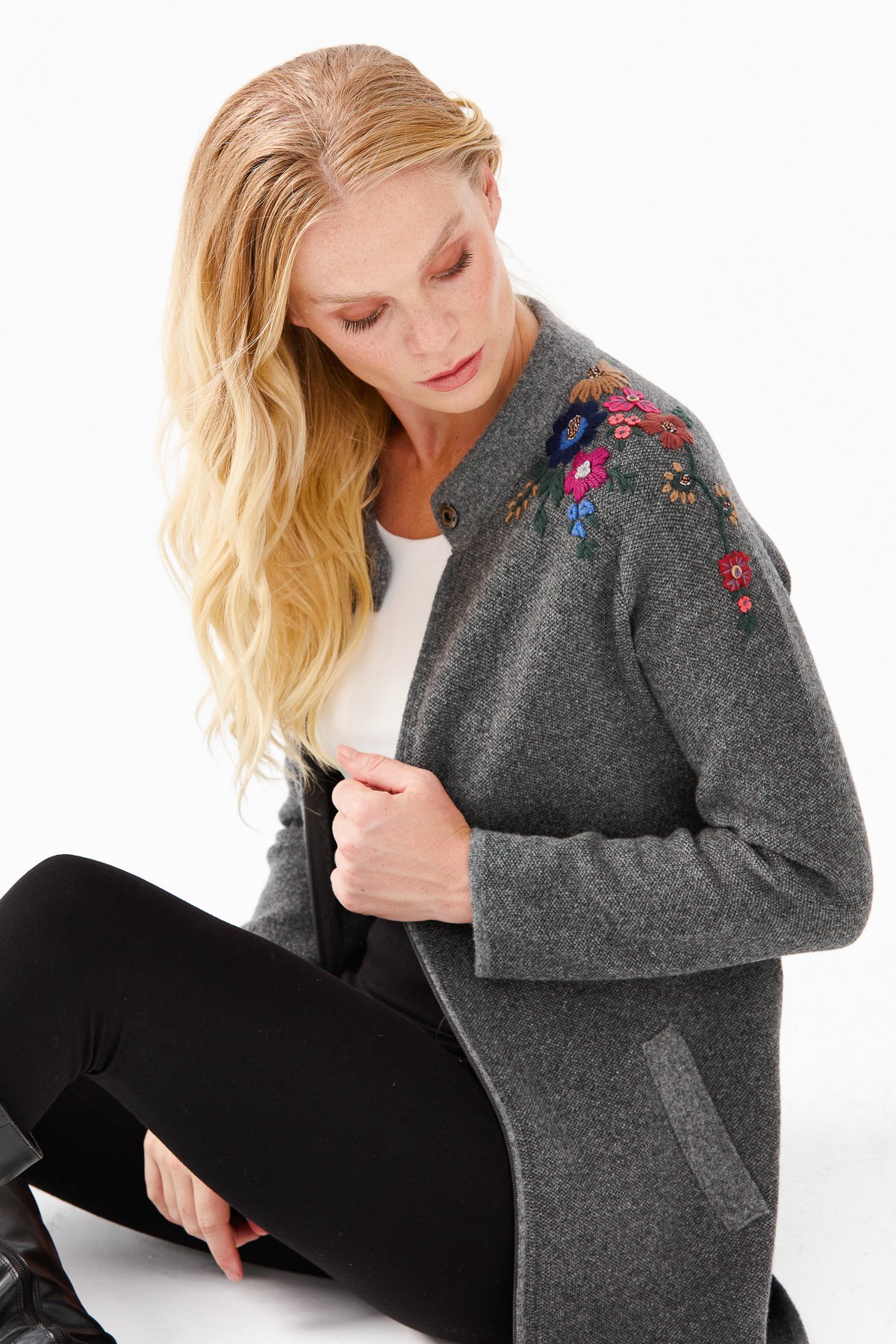 22010Женское длинное пальто с вышивкой на плечах и воротником-стойкой дымчатое 