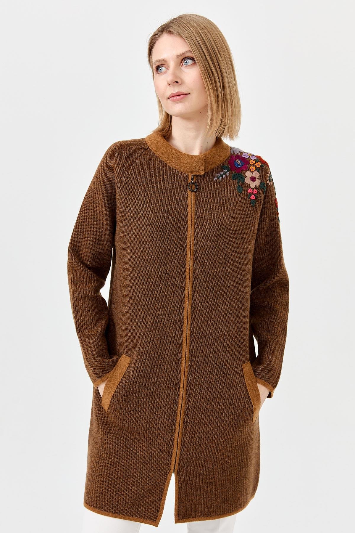 22010Kadın Dik Yaka Omuzu Nakış İşlemeli Uzun Yün  Kaban K.taba