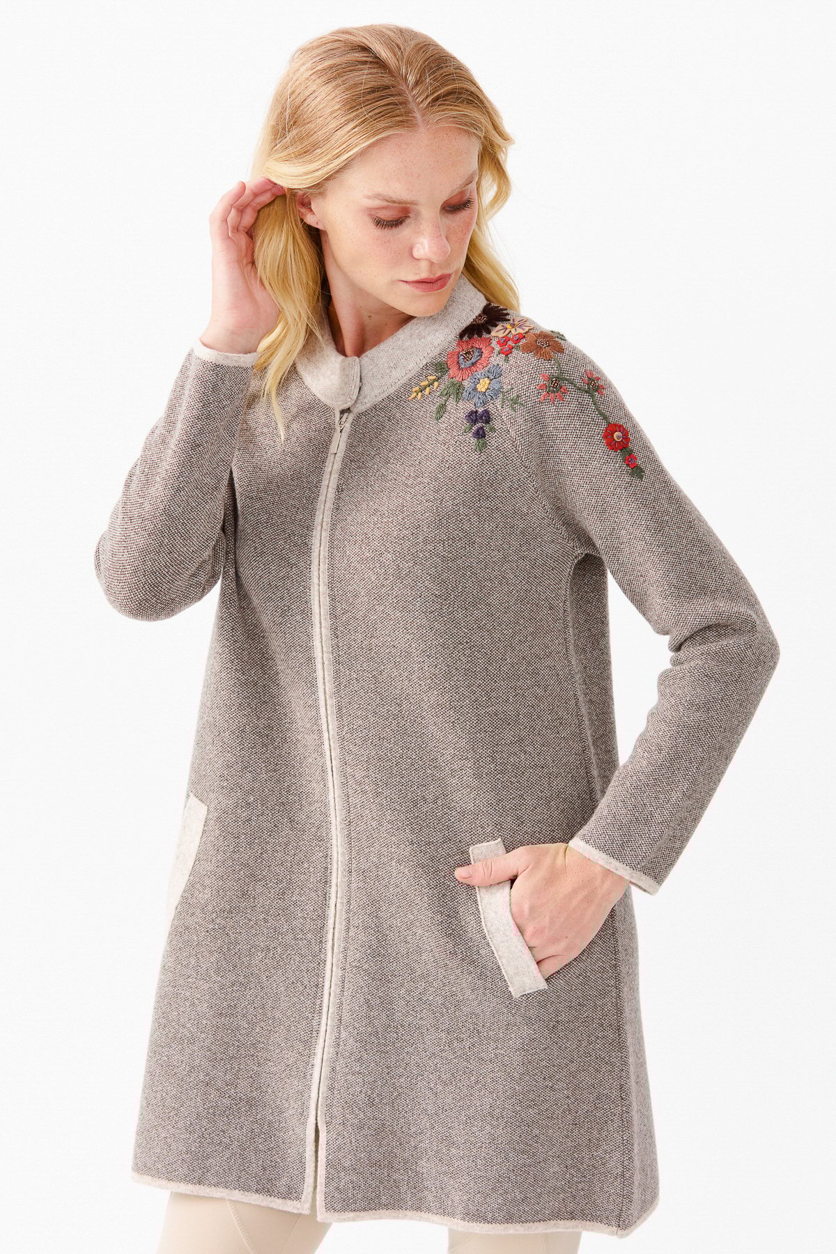 22010Женское длинное пальто с вышивкой на плечах и воротником-стойкой бежевое 