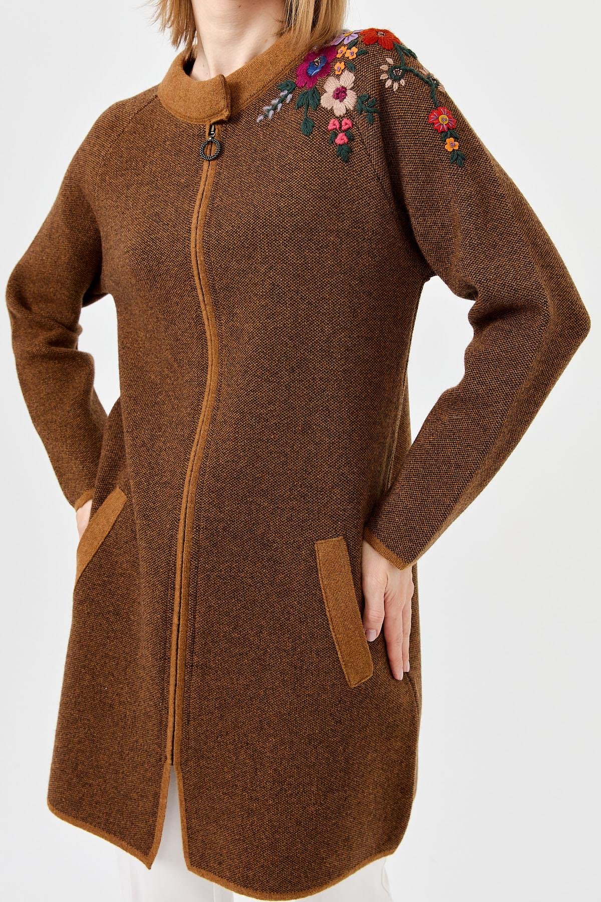 22010Kadın Dik Yaka Omuzu Nakış İşlemeli Uzun Yün  Kaban K.taba