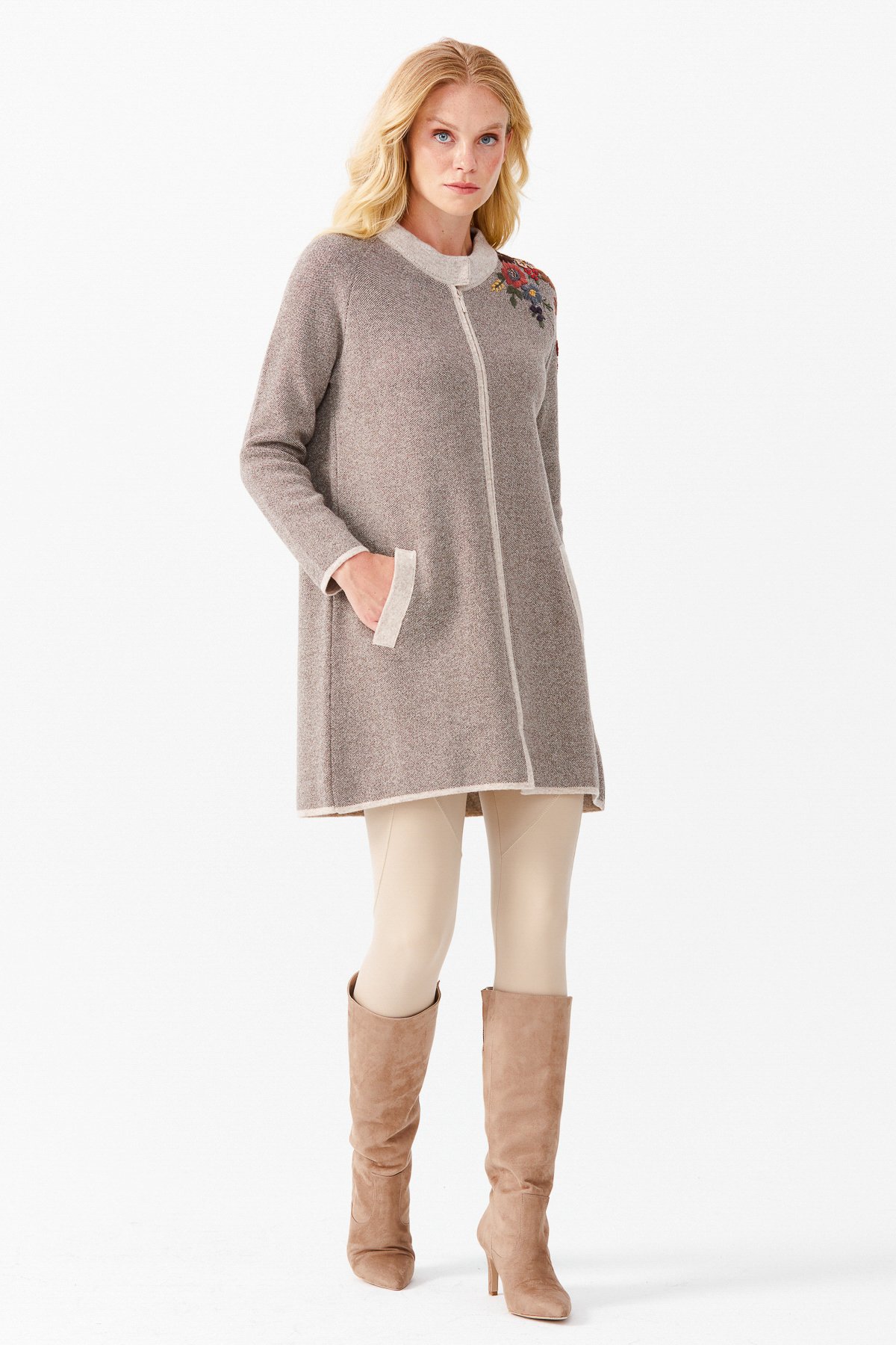 22010Женское длинное пальто с вышивкой на плечах и воротником-стойкой бежевое 