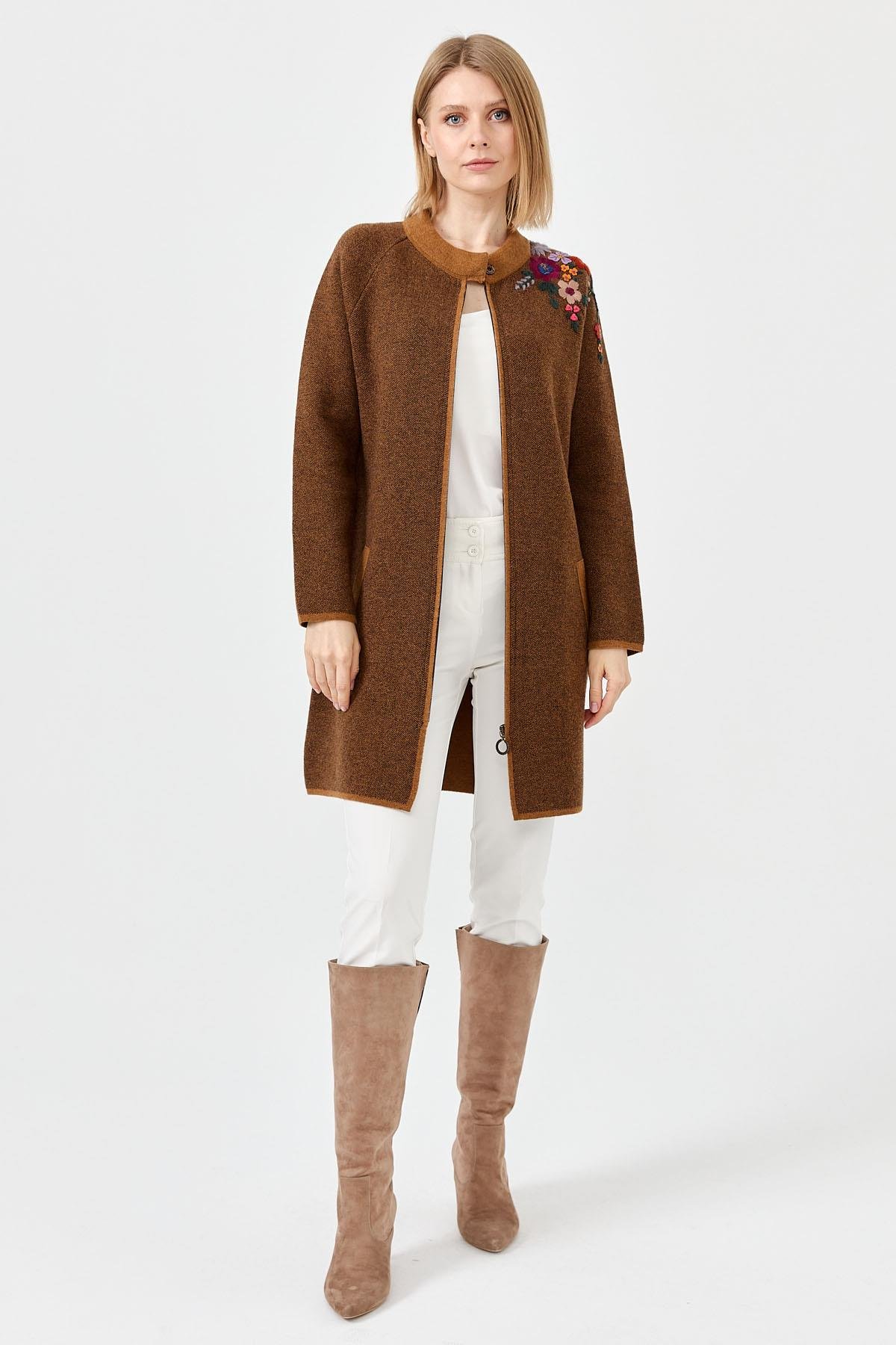 22010Kadın Dik Yaka Omuzu Nakış İşlemeli Uzun Yün  Kaban K.taba