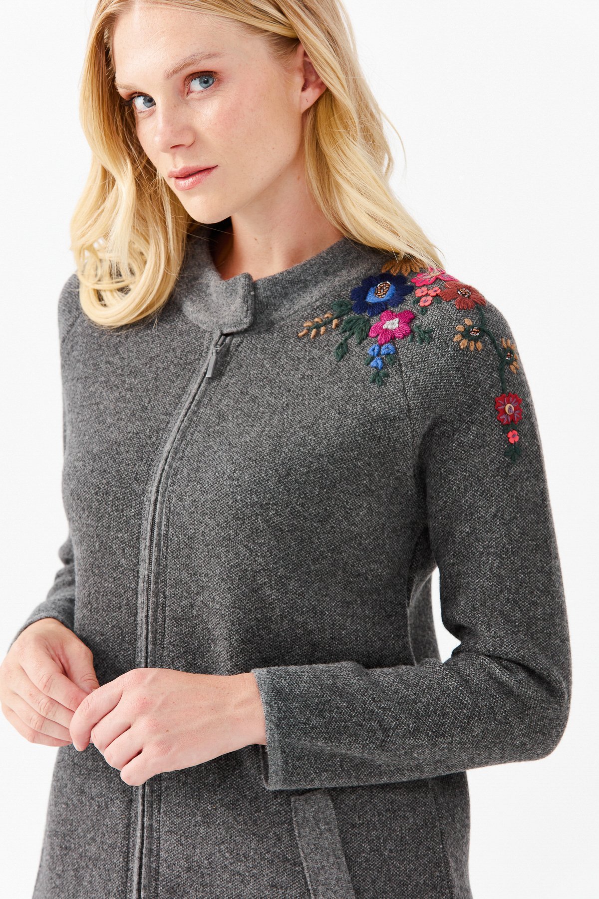 22010Женское длинное пальто с вышивкой на плечах и воротником-стойкой дымчатое 