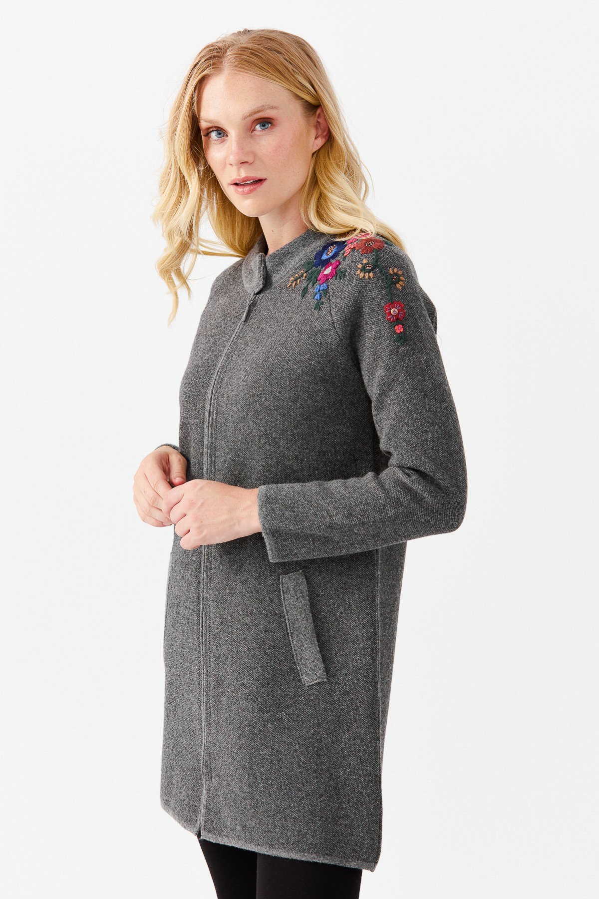 22010Женское длинное пальто с вышивкой на плечах и воротником-стойкой дымчатое 