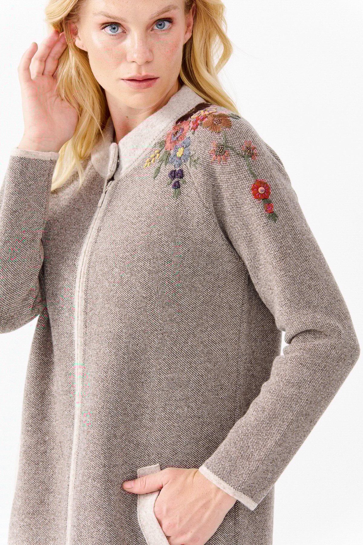 22010Женское длинное пальто с вышивкой на плечах и воротником-стойкой бежевое 