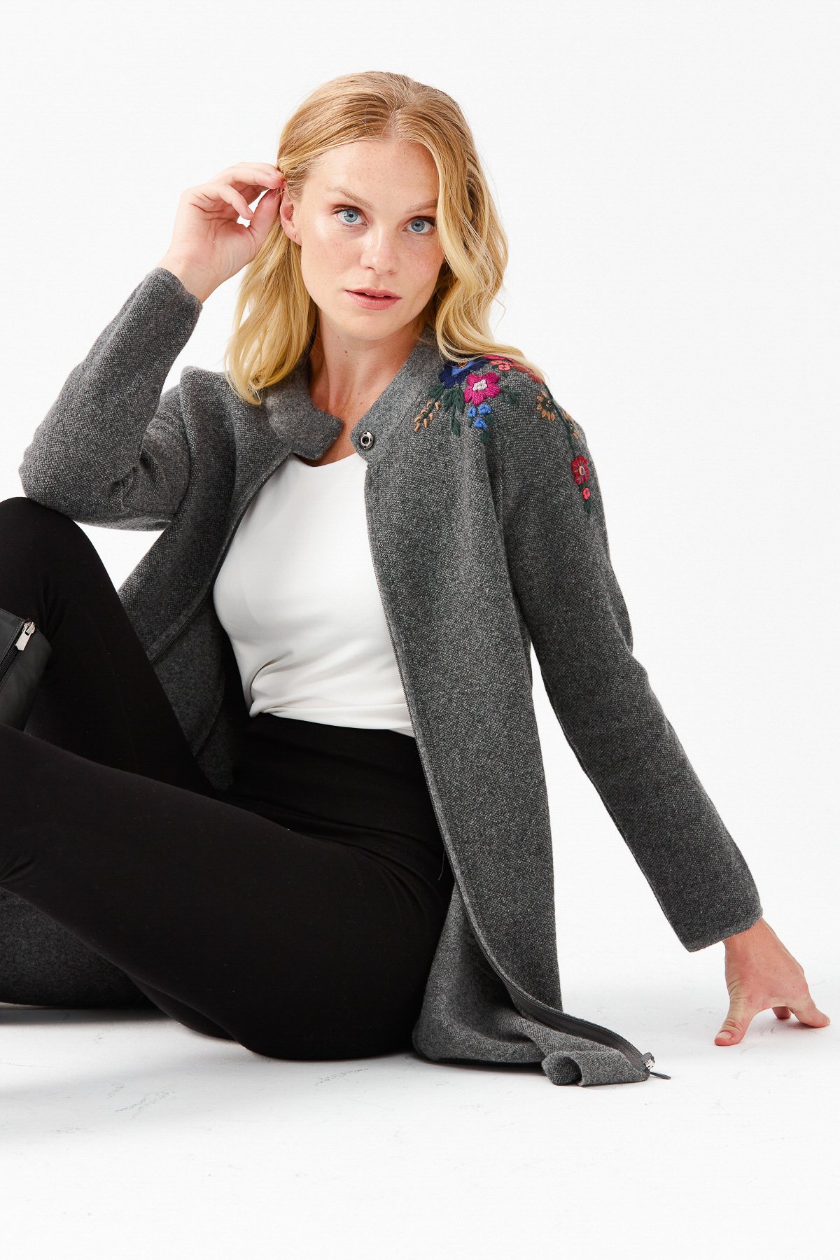 22010Женское длинное пальто с вышивкой на плечах и воротником-стойкой дымчатое 