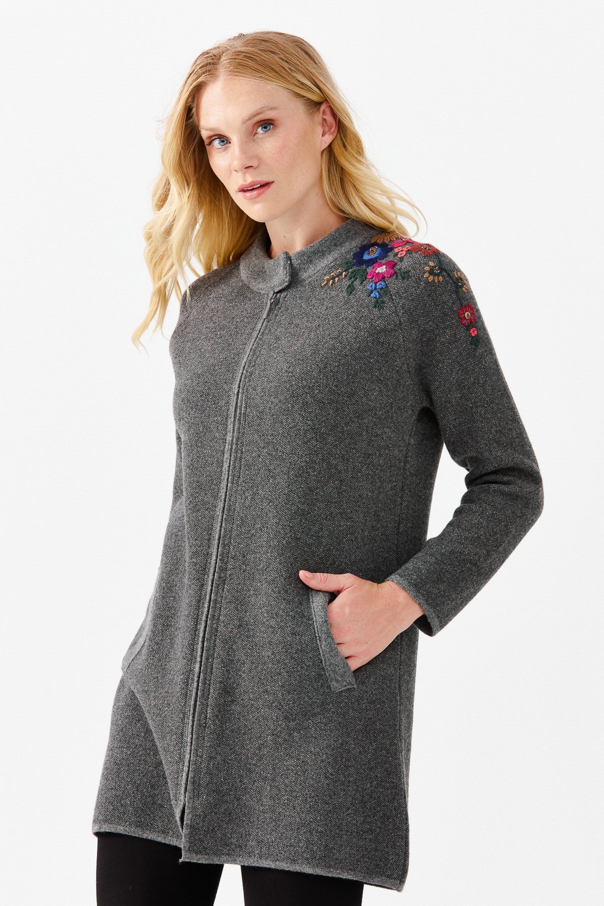 22010Женское длинное пальто с вышивкой на плечах и воротником-стойкой дымчатое 