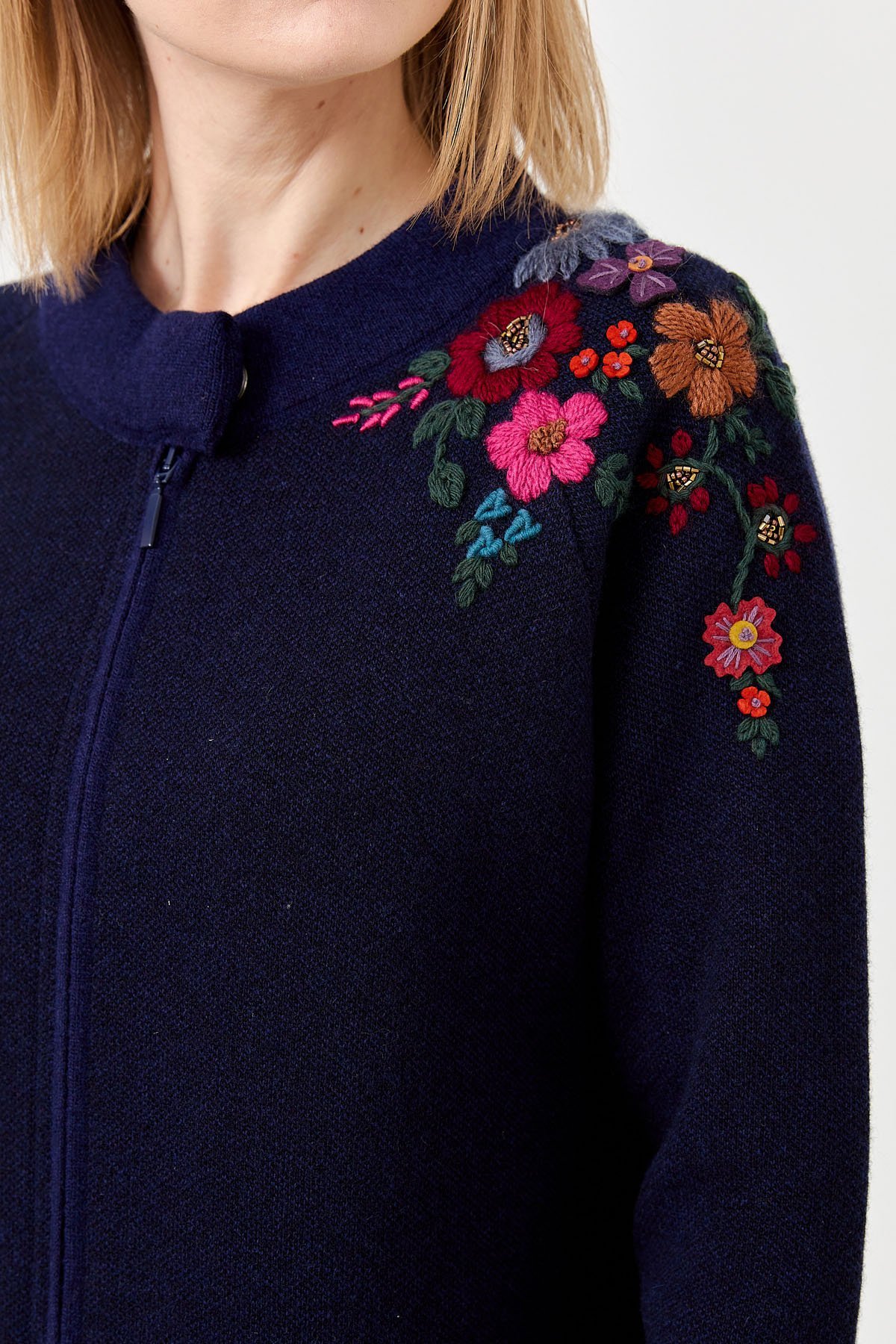 22010Женское длинное пальто с вышивкой на плечах и воротником-стойкой синее 