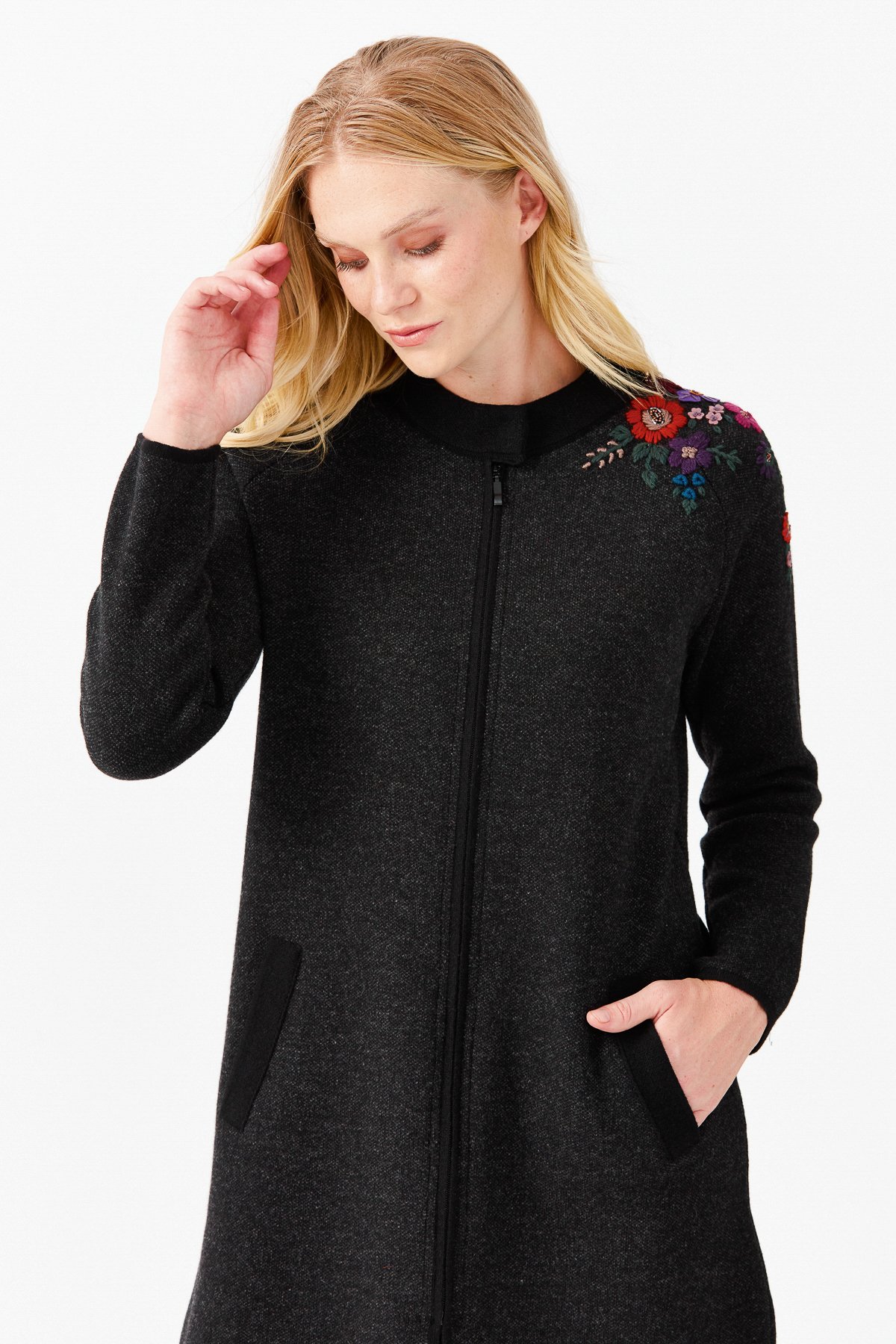 22010Женское длинное пальто с вышивкой на плечах и воротником-стойкой черное 