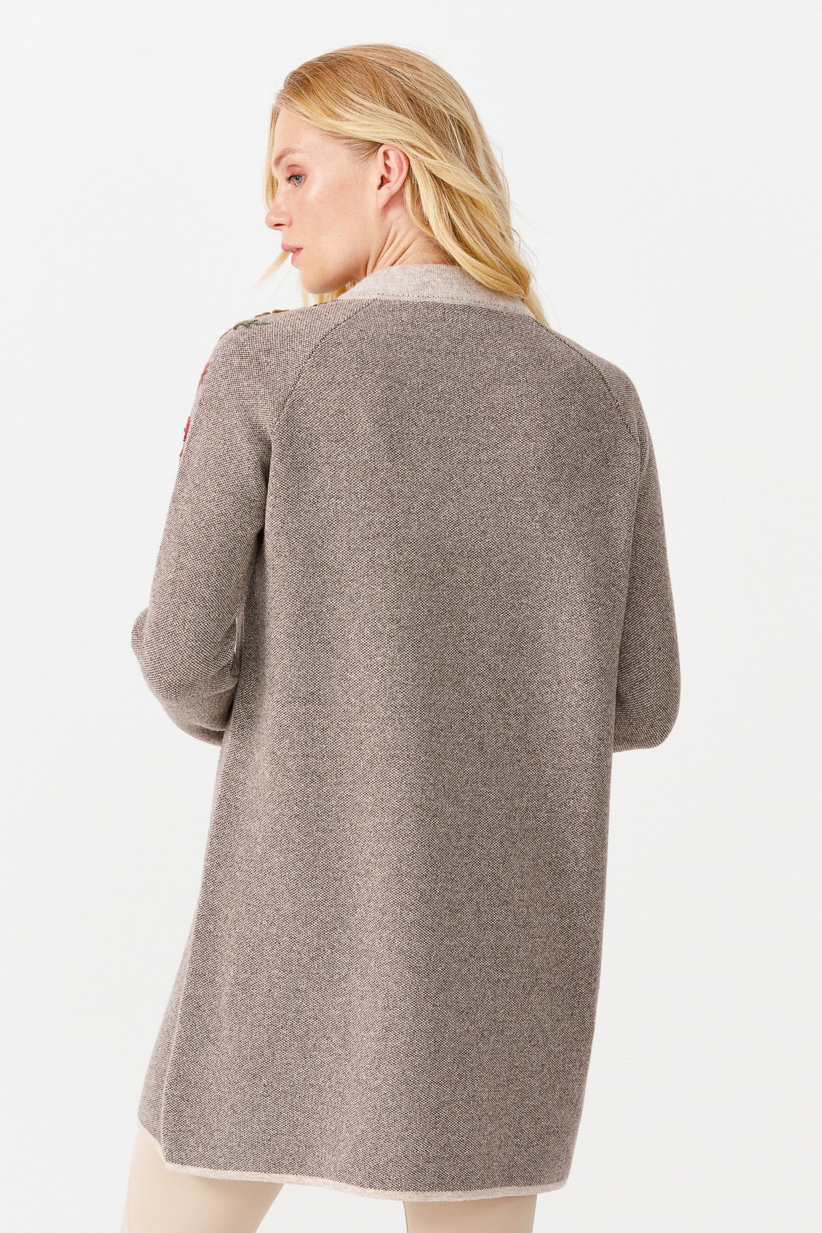 22010Женское длинное пальто с вышивкой на плечах и воротником-стойкой бежевое 