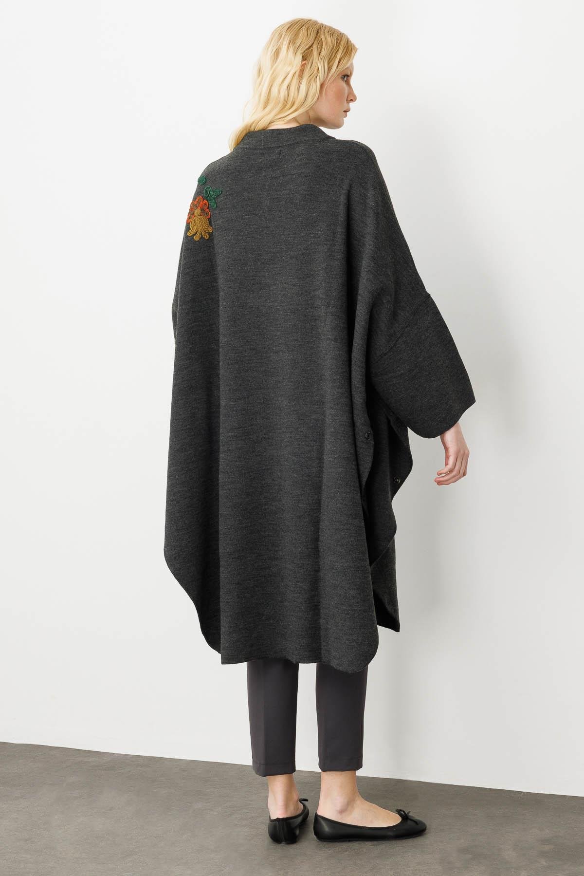 23063Kadın Dik Yaka Omzu ve Cebi İşlemeli Fermuarlı Panço K.Füme