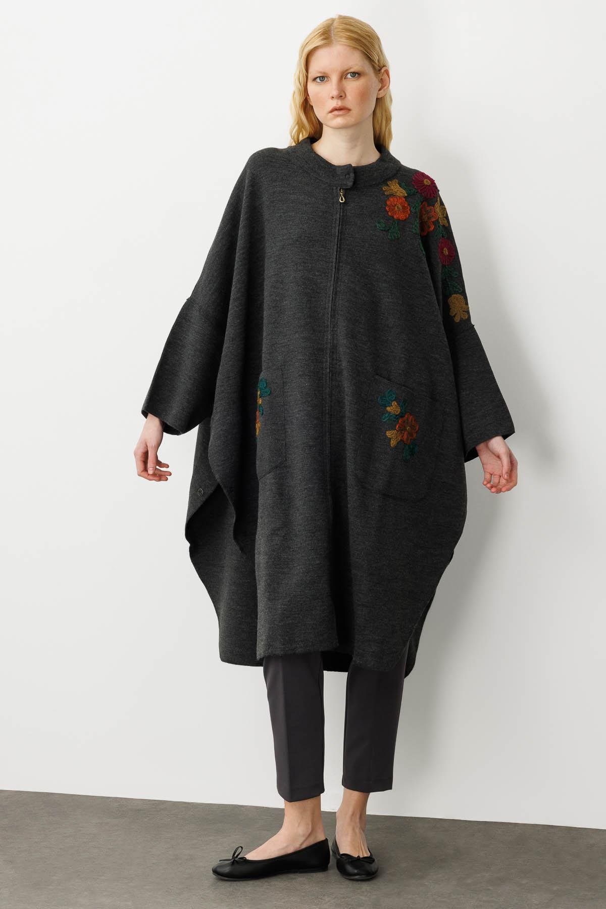 23063Kadın Dik Yaka Omzu ve Cebi İşlemeli Fermuarlı Panço K.Füme