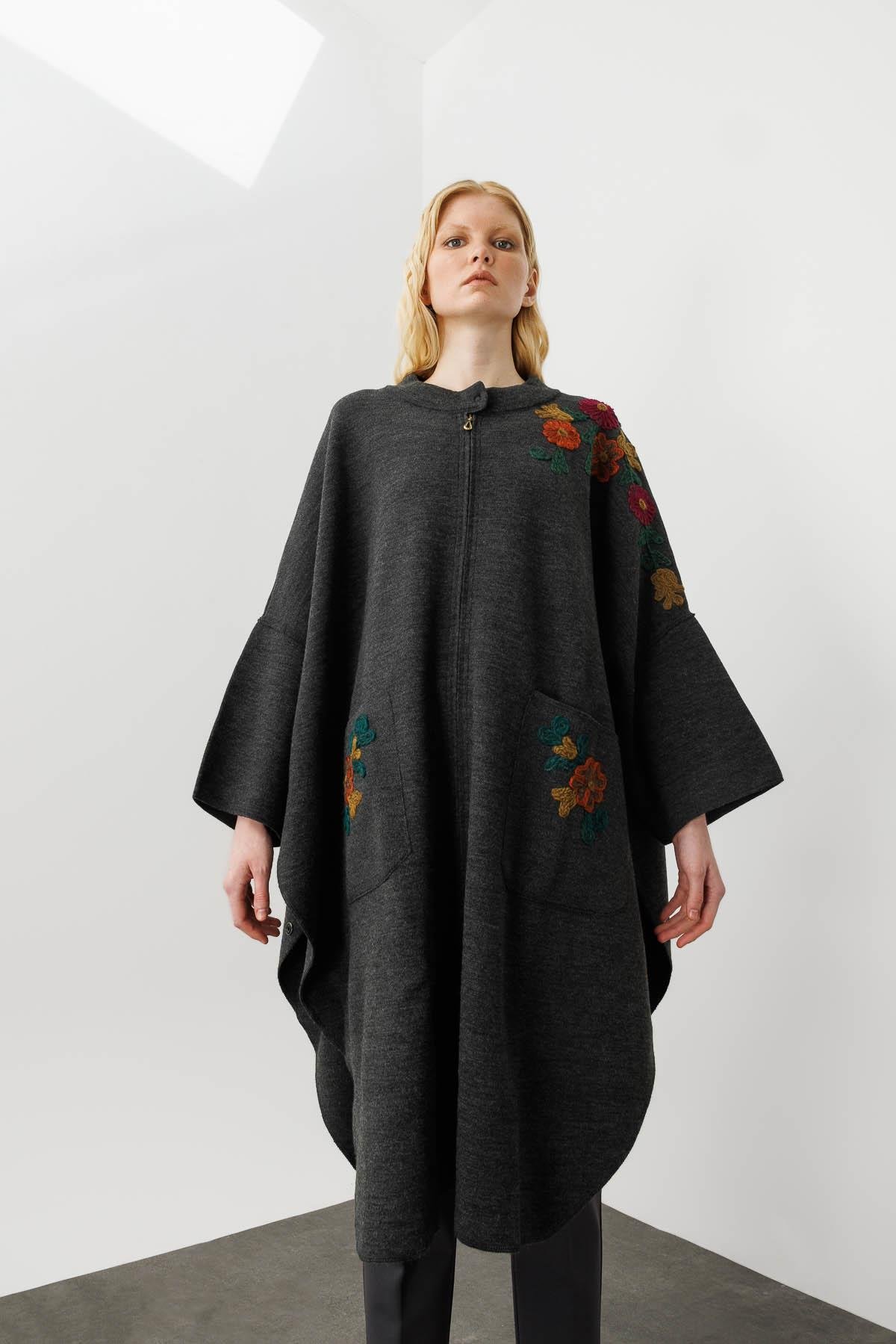 23063Kadın Dik Yaka Omzu ve Cebi İşlemeli Fermuarlı Panço K.Füme