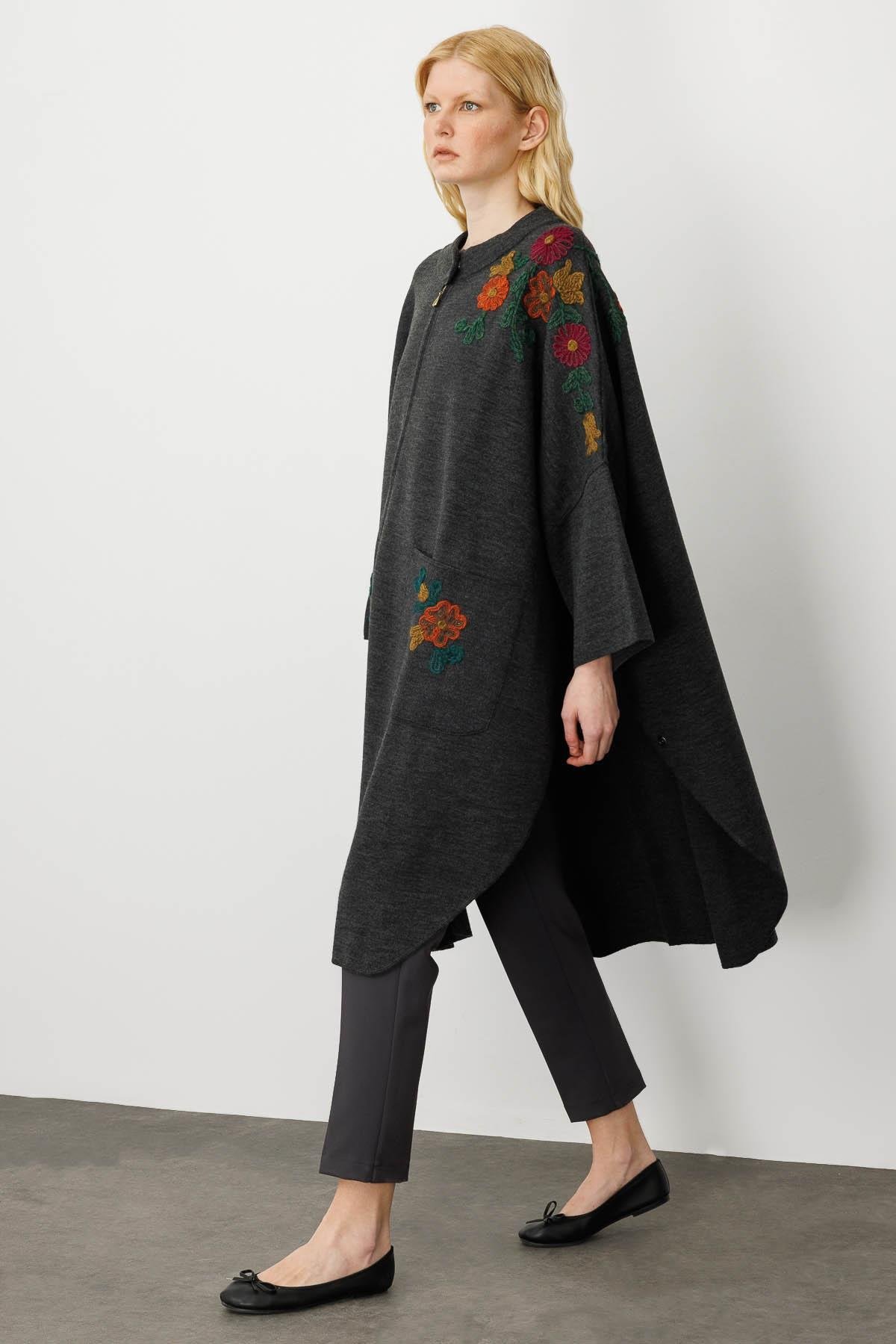 23063Kadın Dik Yaka Omzu ve Cebi İşlemeli Fermuarlı Panço K.Füme