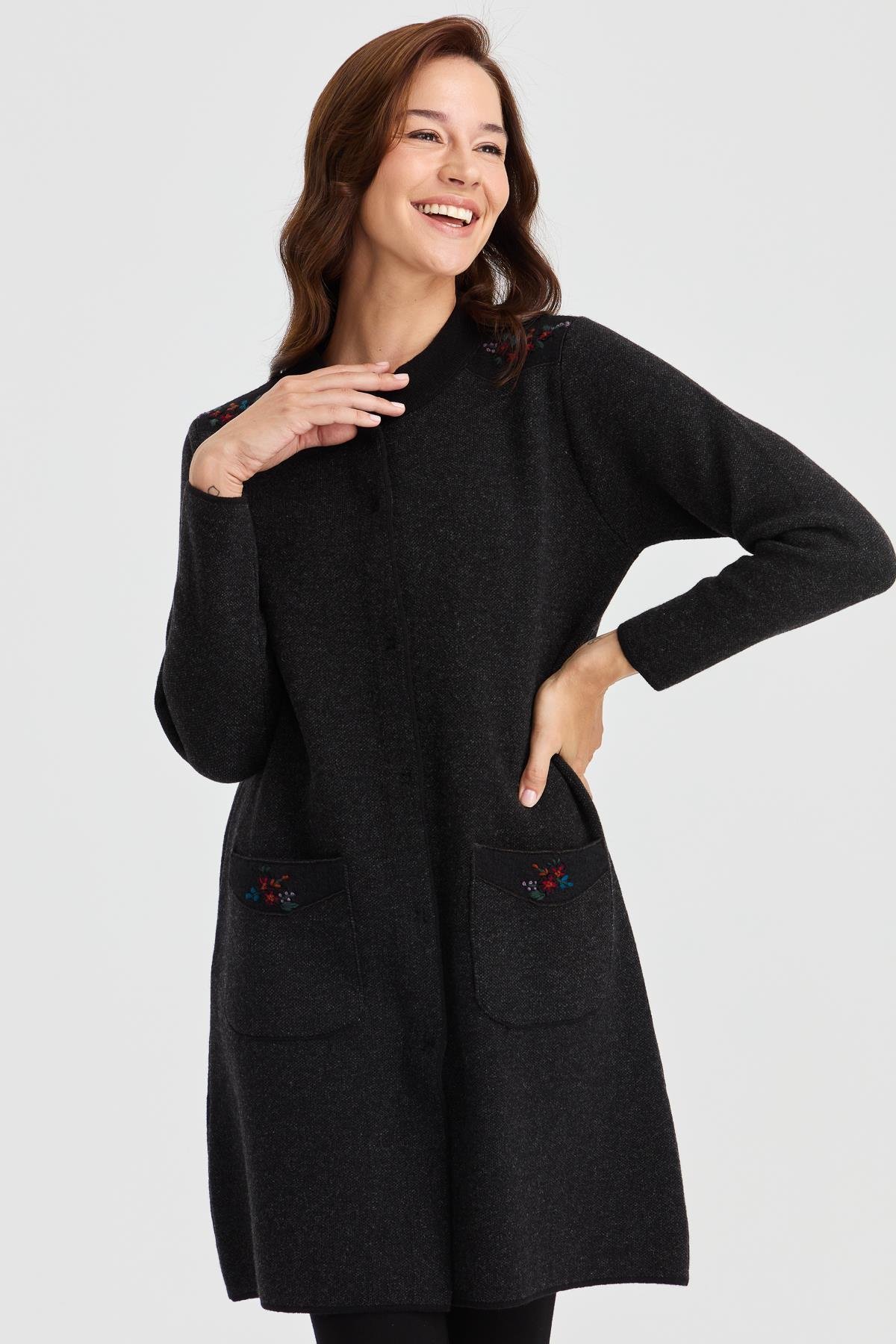 23007Kadın Dik Yaka Omzu ve Cebi İşlemeli Uzun Yün Kaban Siyah