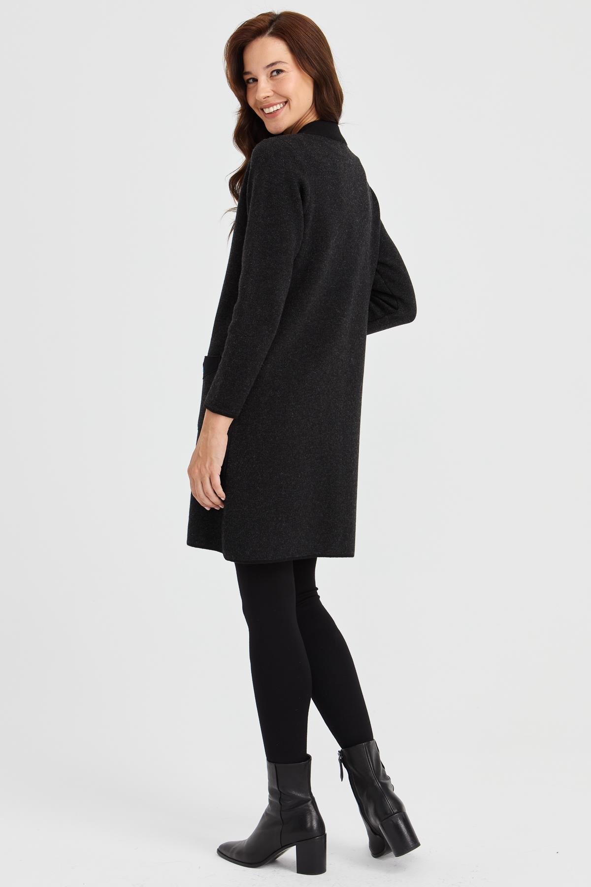 23007Kadın Dik Yaka Omzu ve Cebi İşlemeli Uzun Yün Kaban Siyah