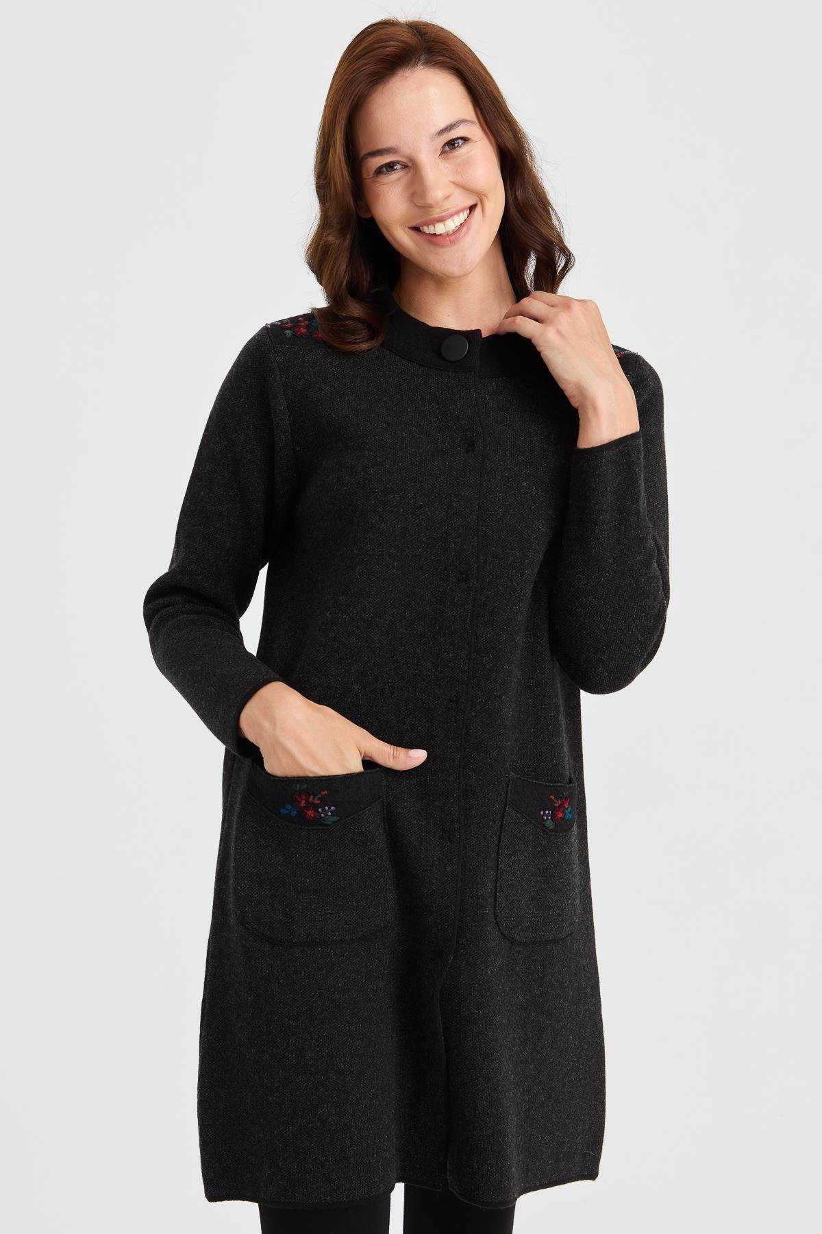 23007Kadın Dik Yaka Omzu ve Cebi İşlemeli Uzun Yün Kaban Siyah