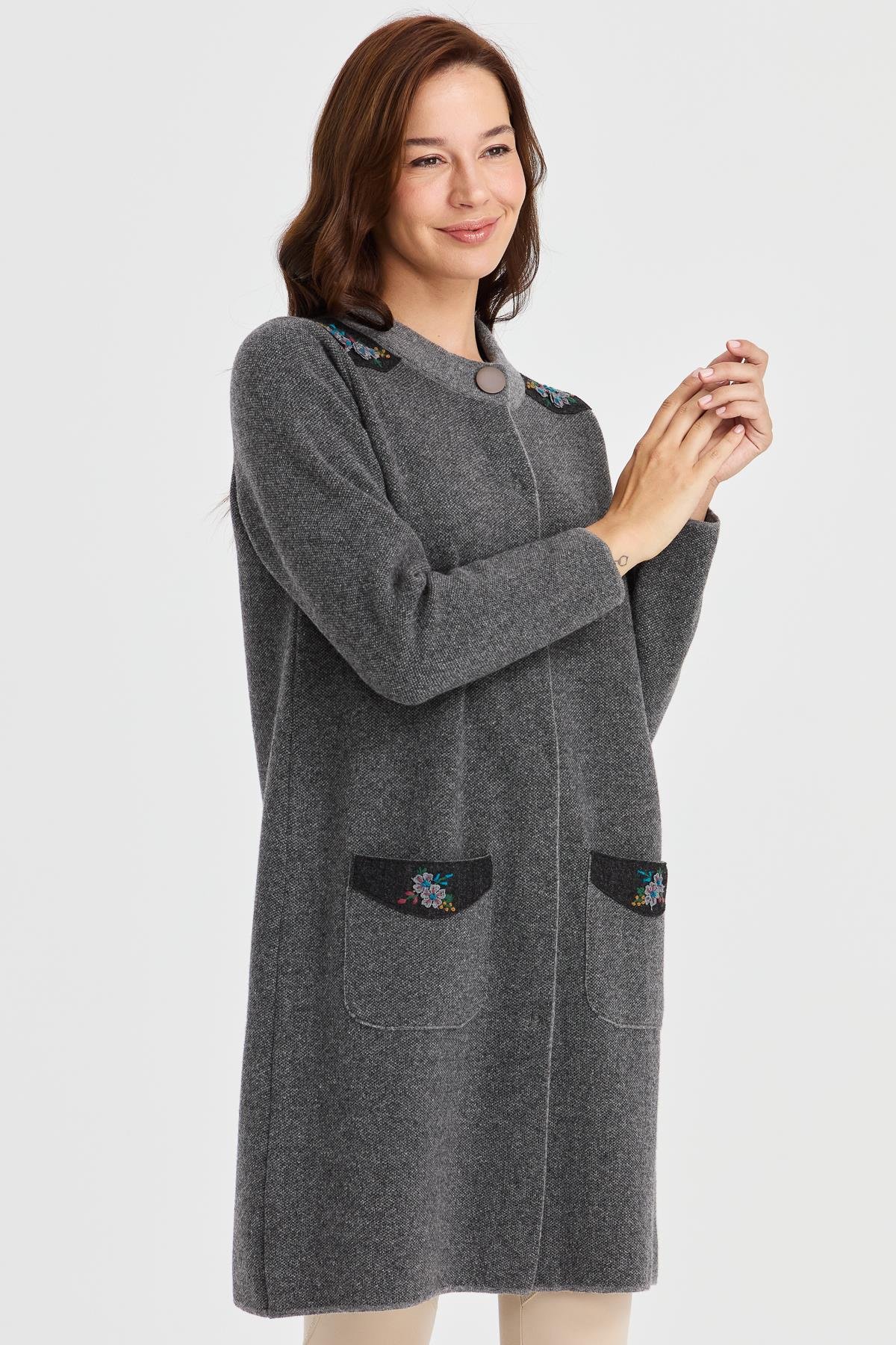 23007Kadın Dik Yaka Omzu ve Cebi İşlemeli Uzun Yün Kaban Füme