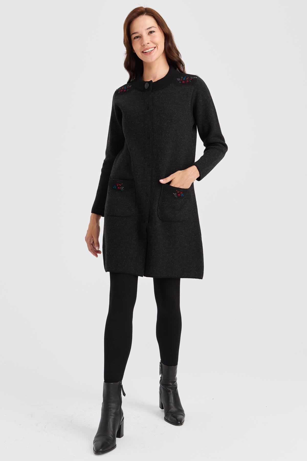 23007Kadın Dik Yaka Omzu ve Cebi İşlemeli Uzun Yün Kaban Siyah