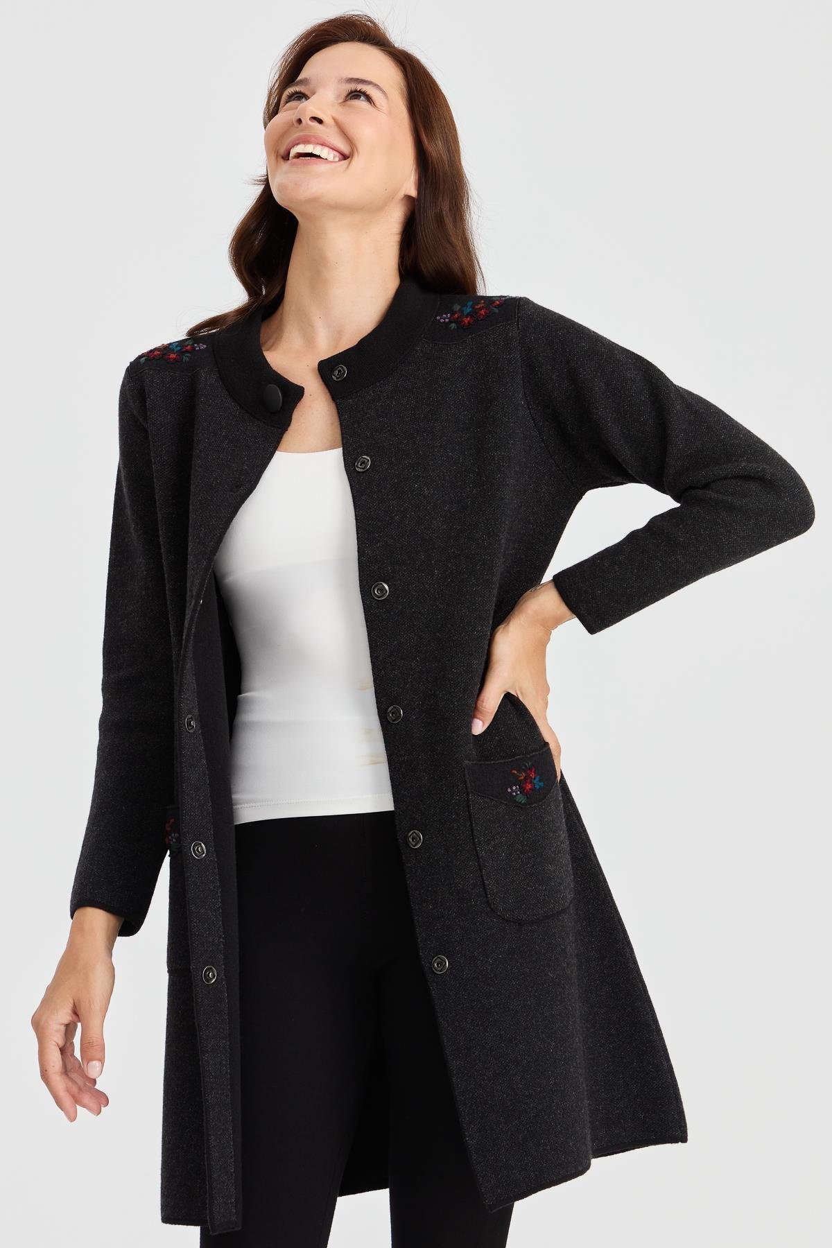 23007Kadın Dik Yaka Omzu ve Cebi İşlemeli Uzun Yün Kaban Siyah