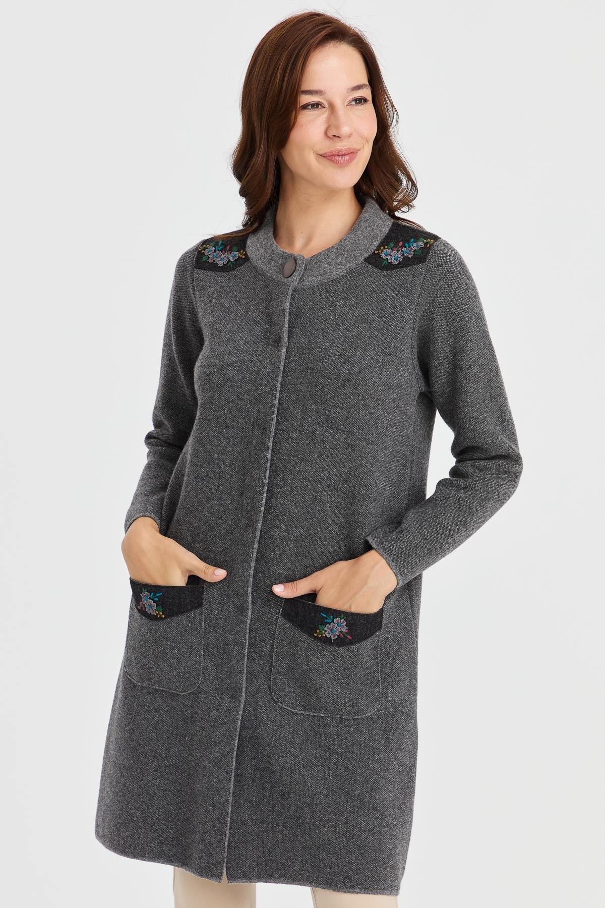 23007Kadın Dik Yaka Omzu ve Cebi İşlemeli Uzun Yün Kaban Füme