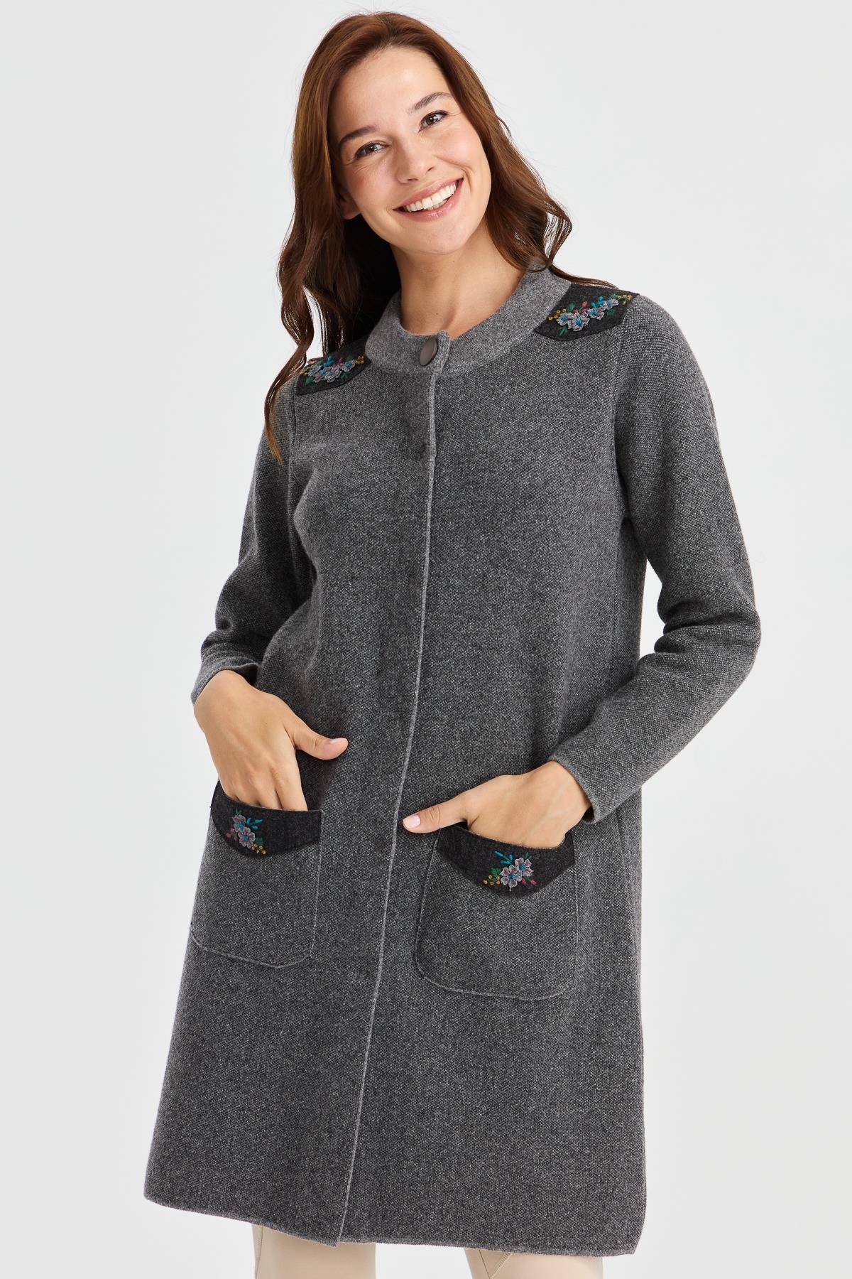 23007Kadın Dik Yaka Omzu ve Cebi İşlemeli Uzun Yün Kaban Füme