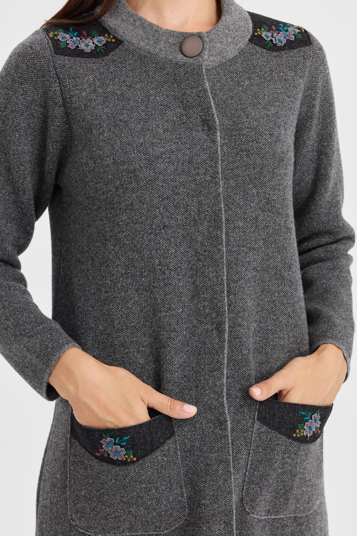 23007Kadın Dik Yaka Omzu ve Cebi İşlemeli Uzun Yün Kaban Füme