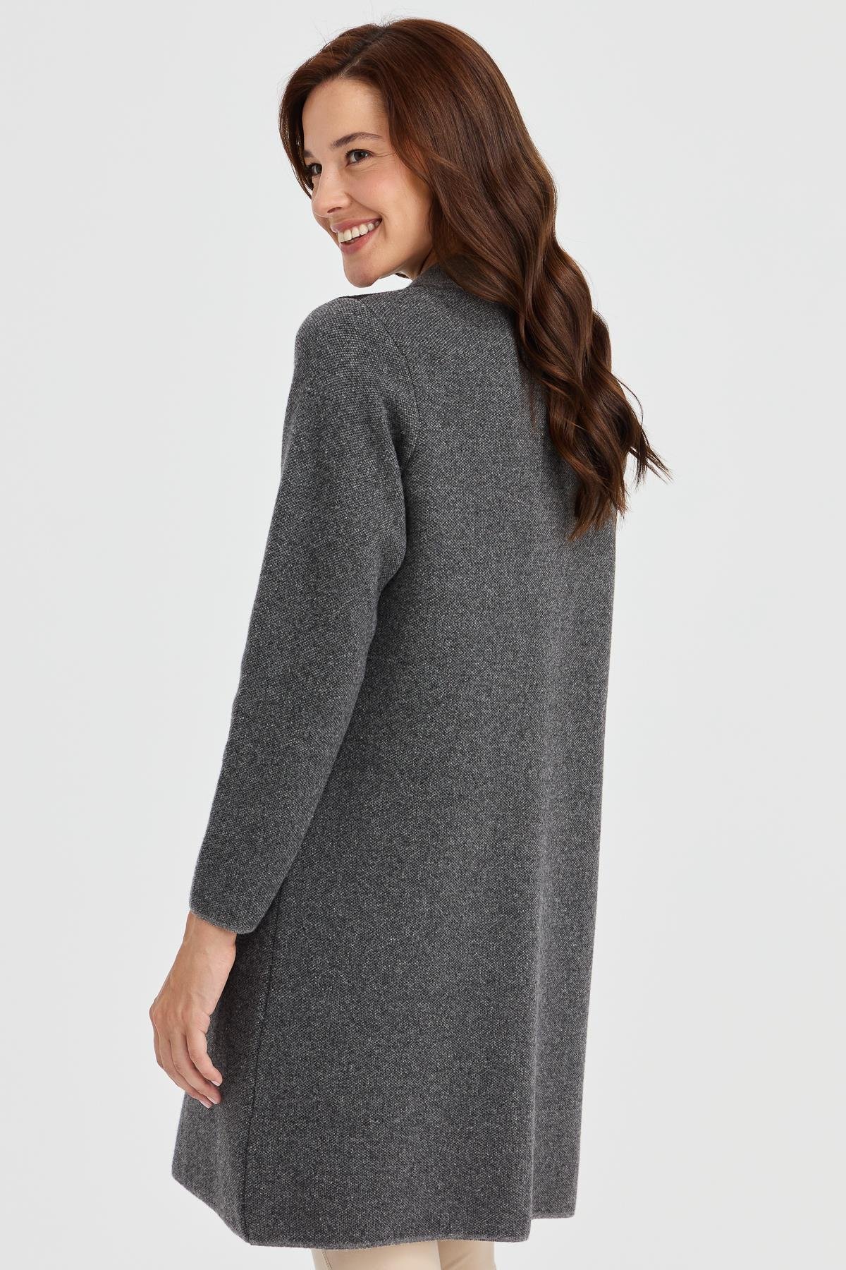 23007Kadın Dik Yaka Omzu ve Cebi İşlemeli Uzun Yün Kaban Füme