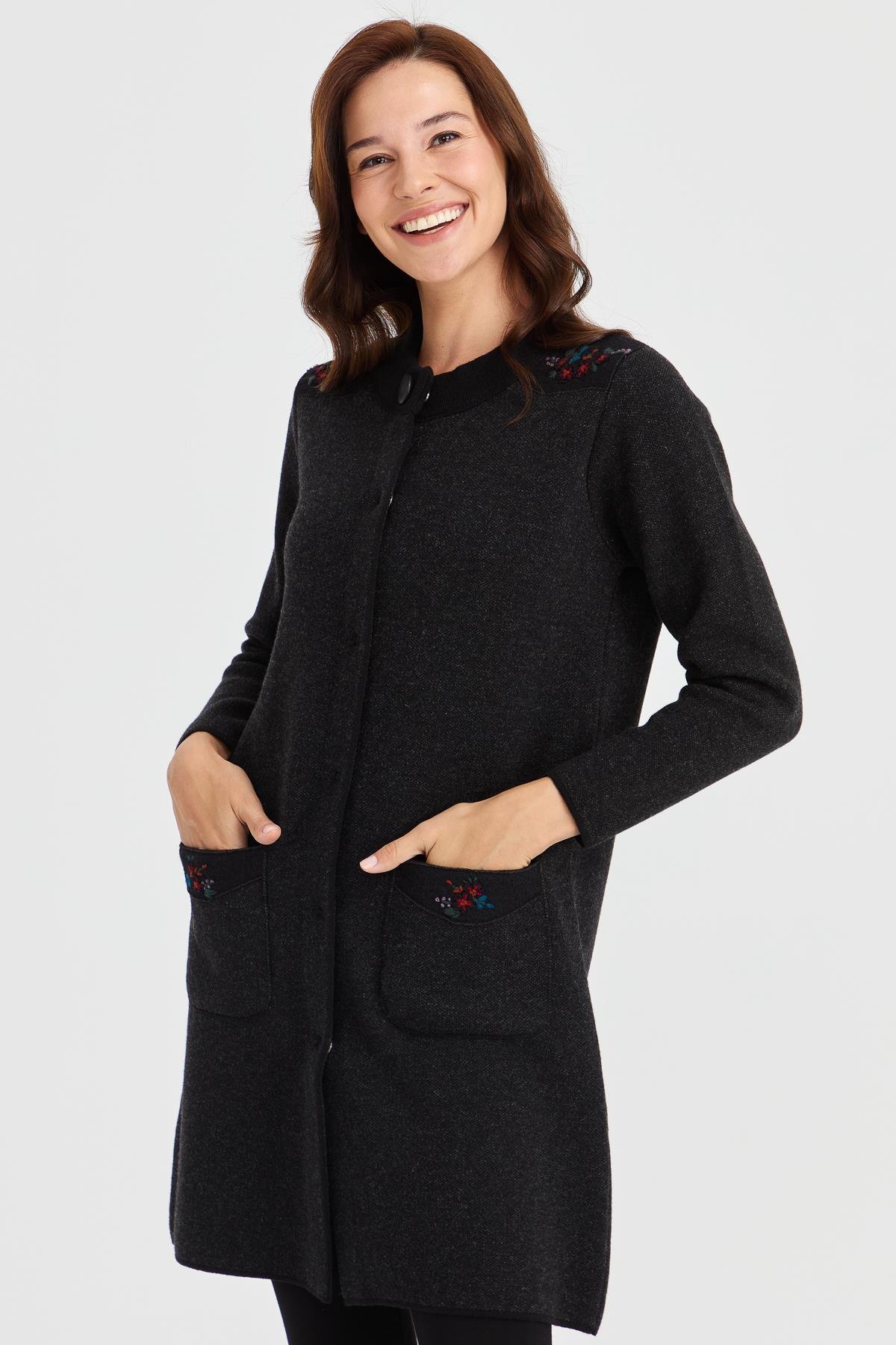 23007Kadın Dik Yaka Omzu ve Cebi İşlemeli Uzun Yün Kaban Siyah