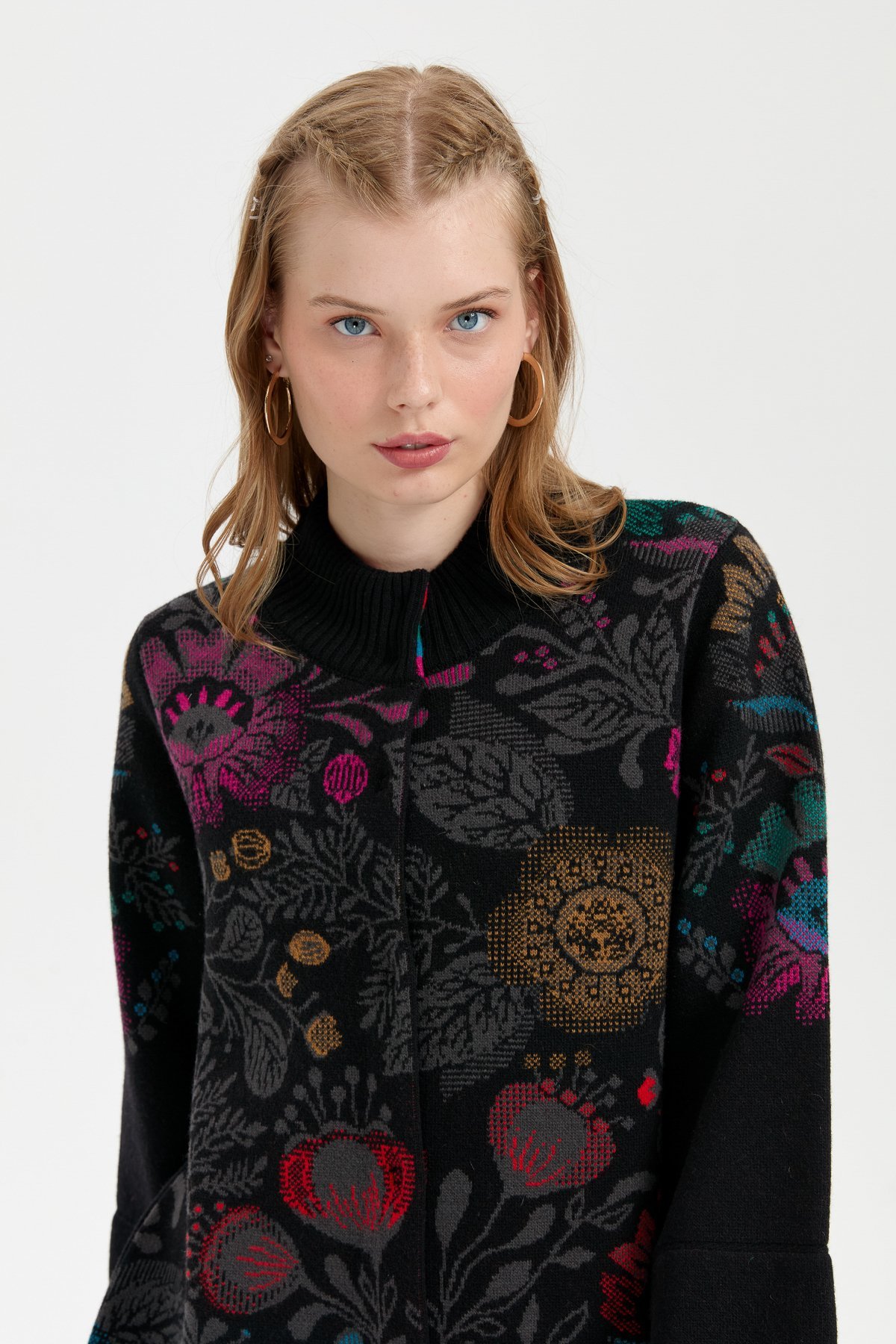 24050Kadın Dik Yaka Önü Renkli Çiçekli Kısa Yün Ceket Siyah