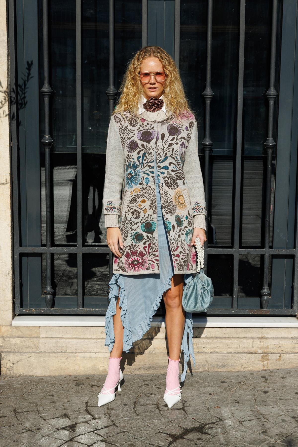 24051Kadın Dik Yaka Önü Renkli Çiçekli Uzun Yün Kaban V.Bej